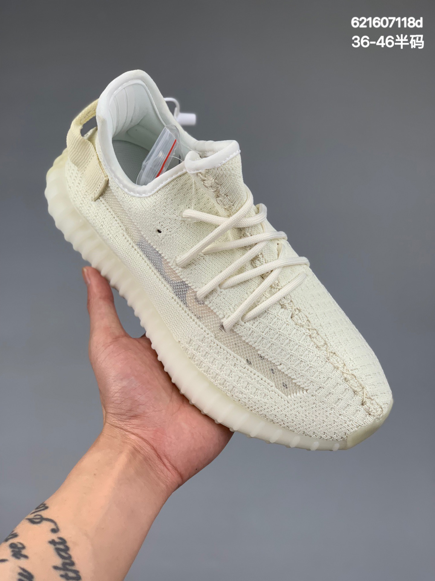 
阿迪达斯Adidas Yeezy Boost 350V2 百搭轻便爆米花中底休闲运动慢跑鞋 加入反光闪耀KPL J科技TPU+爆米花科技缓震跑鞋，为跑步训练带来更灵敏回弹表现。鞋面注入反光设计元素在昏暗环境下更具视觉冲击，让跑者成为夜跑焦点。柔软康后跟!TPU爆米花科技底，时尚感更强，同时更具稳定性;减少脚部摩擦，舒适脚感任你畅快奔跑潮流指数与日俱增的标志! 货号：GY7164 
尺码：36-46半码
编码:621607118d