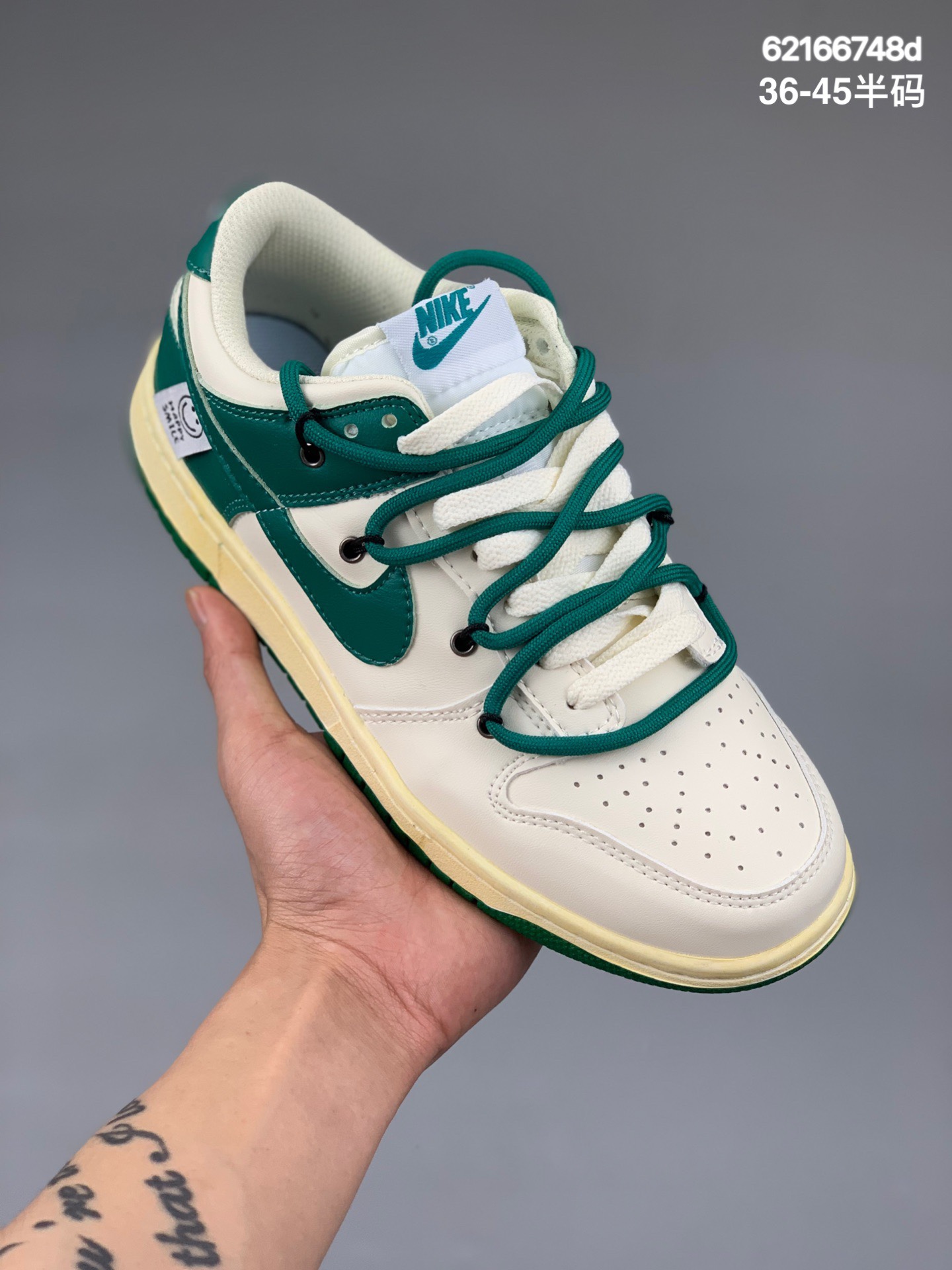 本地
公司级 Futura x Nike Dunk Low SB联名 解构绑带滑板鞋. 这双鞋带系统延续了今年的代表性风格， 保持了 Dunk SB Low 街头属性的同时，Virgil 强烈的解构属性让这双鞋更符合现代年轻人的审美 货号：DD1391  
尺码：36 36.5 37.5 38 38.5 39 40 40.5 41 42 42.5 43 44 45
编码：62166748d