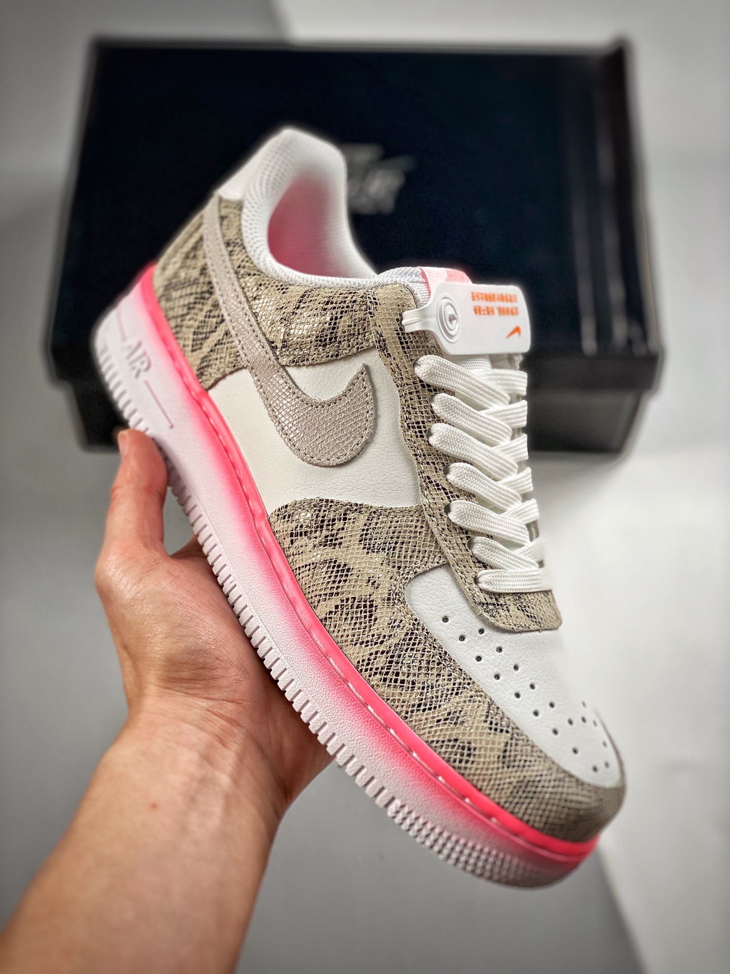 -3 Nike Air Force1 Low "粉红蛇纹" 空军一号休闲鞋 公司级 原装级别 原楦头原纸板 内置Sole全掌气垫 生胶耐磨大底 打造纯正空军版型 专注外贸渠道 原厂中底钢印、拉帮完美 官方货号：AF1234-001 Siz…