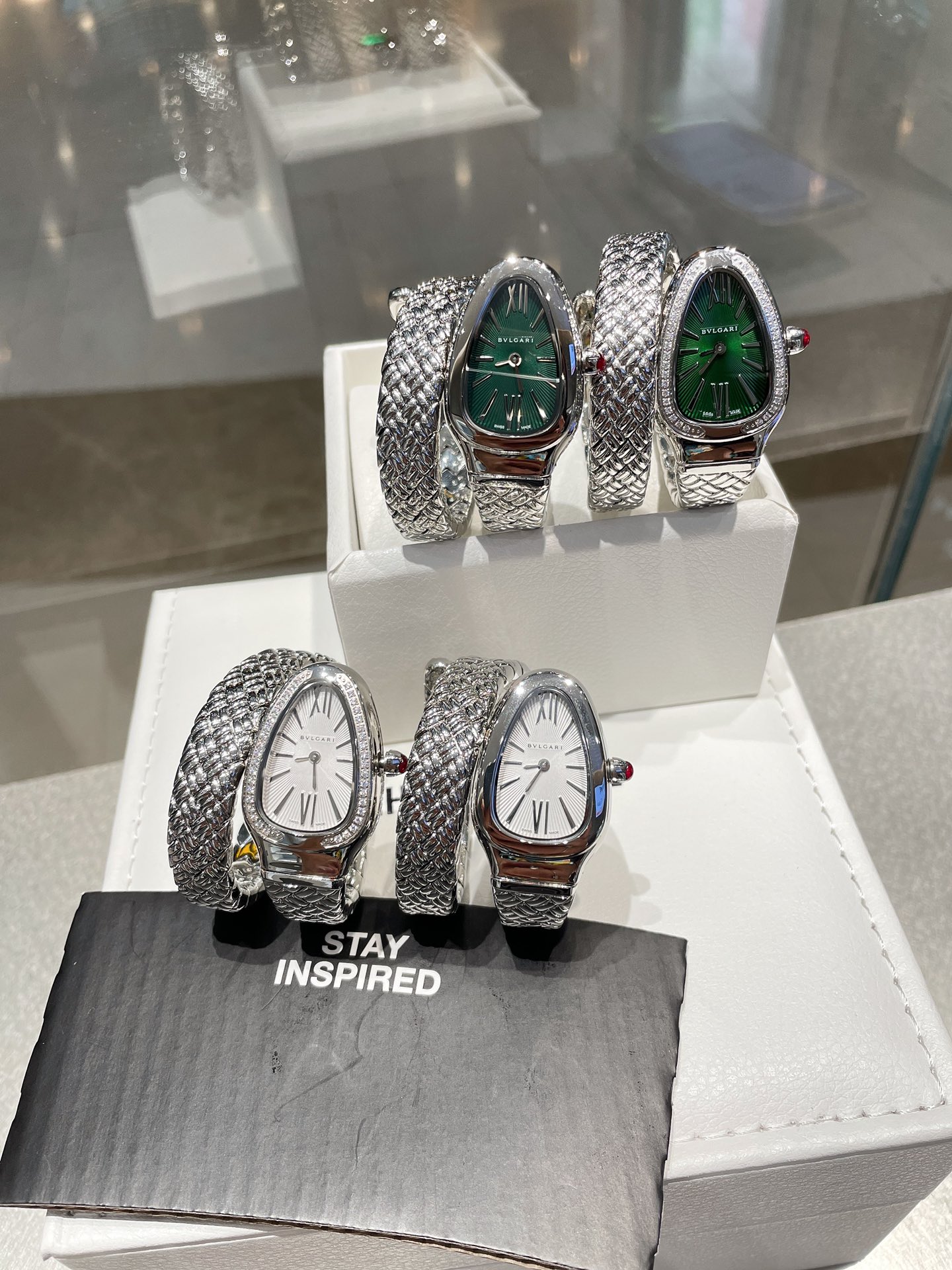 NO:393663,White light, golden light, diamond ring 50 Bvlgari's new work prismatic art SERPENTIN SPIG series watch 103250 Snake shape unique artistic style design, interior is made of memory spring material, jewelry material zircon diamond diamond inlay technology. Dial 23mm*34mm♀♀♀♀♀, bottega veneta, bvlgari, bvlgari19860909白光 金光,钻圈50 Bvlgari宝格丽新作棱形艺术 SERPENTIN SPIG系列腕表103250 蛇形状独特艺术风格设计,内部采用记忆弹簧材质,珠宝材质锆石钻石镶钻工艺. 表盘23mm*34mm♀♀♀,,bottega veneta,bvlgari,bvlgari,Watch