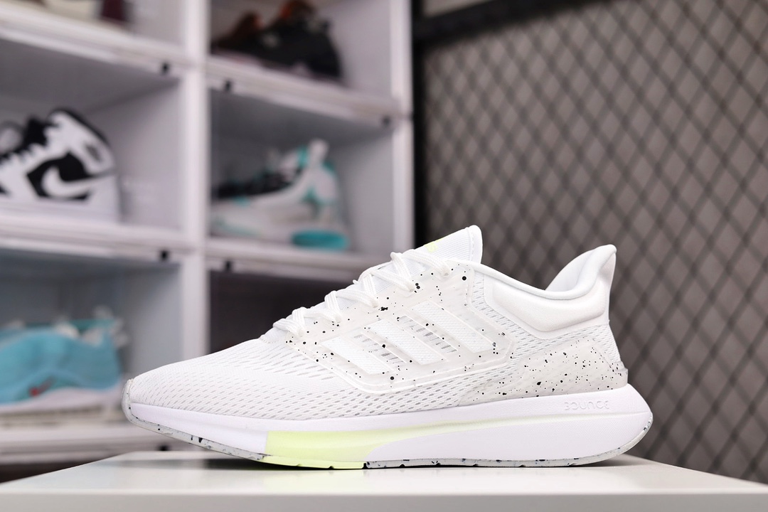 G0 Adidas EQ21 RUN 官方同步上架 复古跑鞋 鞋身材质为全网眼面料，保证了足够的透气性。后跟处的 TPU 片可以让双脚更加稳定，且包裹感更强。中底采用全掌 Bounce 材质打造，肉眼可见的厚度可以满足跑步时的脚感，并且相比 Boost 也会更加轻弹。最后，采用经典的橡胶外底收尾，完善整体造型设计