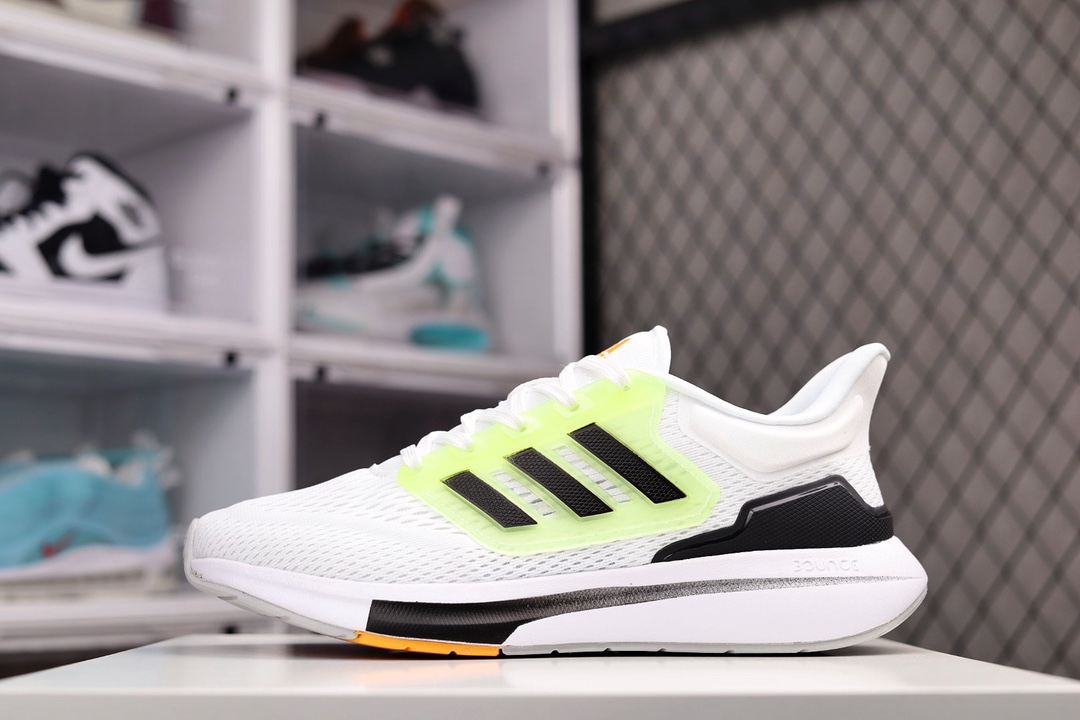 G0 Adidas EQ21 RUN 官方同步上架 复古跑鞋 鞋身材质为全网眼面料，保证了足够的透气性。后跟处的 TPU 片可以让双脚更加稳定，且包裹感更强。中底采用全掌 Bounce 材质打造，肉眼可见的厚度可以满足跑步时的脚感，并且相比 Boost 也会更加轻弹。最后，采用经典的橡胶外底收尾，完善整体造型设计