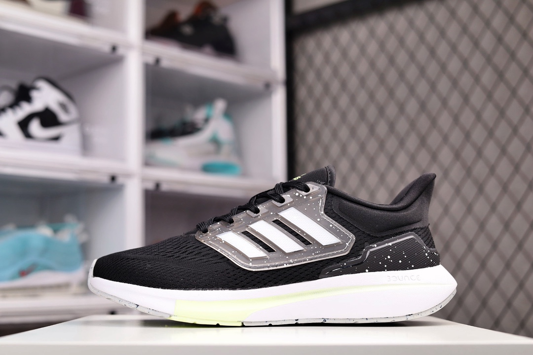 G0 Adidas EQ21 RUN 官方同步上架 复古跑鞋 鞋身材质为全网眼面料，保证了足够的透气性。后跟处的 TPU 片可以让双脚更加稳定，且包裹感更强。中底采用全掌 Bounce 材质打造，肉眼可见的厚度可以满足跑步时的脚感，并且相比 Boost 也会更加轻弹。最后，采用经典的橡胶外底收尾，完善整体造型设计