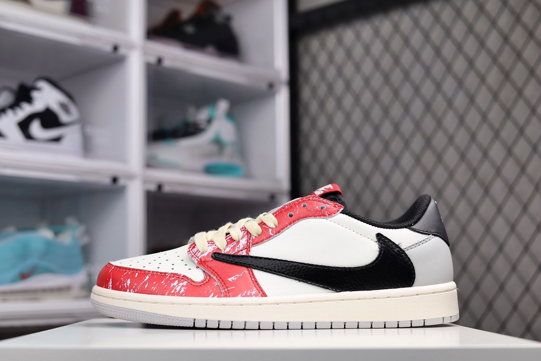 H0 Fragment x TS x Air Jordan 1 Low三方联名倒钩低帮 首发实拍全新的三方联名低帮倒钩鞋面延续了黑脚趾设计，整双鞋以全荔枝皮打造，腰身搭配白色「倒勾」，再点缀上Travis Scott 标志性的Logo，后跟处以藤原浩最拿手的蓝色为主色调，完善极具Fragment Design的白蓝黑设计风格，左右脚分别以Travis Scott鬼脸和乔丹飞翼加以修饰，彰显出三方联名的奢华格调。官方