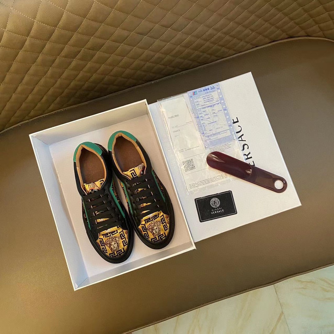 I5  高品质😍 欧美大师设计简洁高档大气，专柜品质值得信赖，面料进口顶级牛皮 。😍 羊皮内里🐑 做工精细，专柜原版大底，上脚舒适百搭，潮男乐福专属定制，小 麦昆 Alexander McQueen  适合司机户外行车🚗 休闲鞋系列之首 男鞋