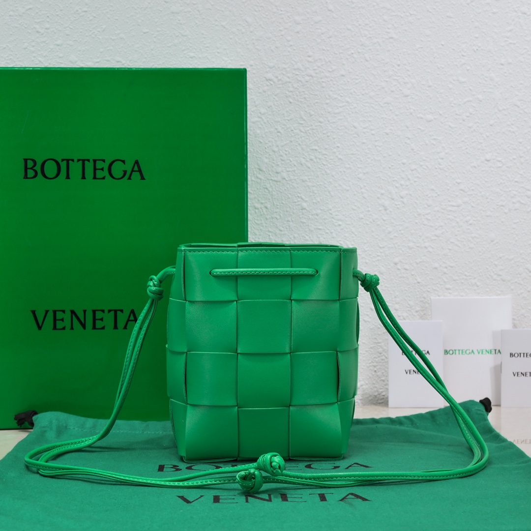 Bottega Veneta Bucket Bags Green Weave Unisex