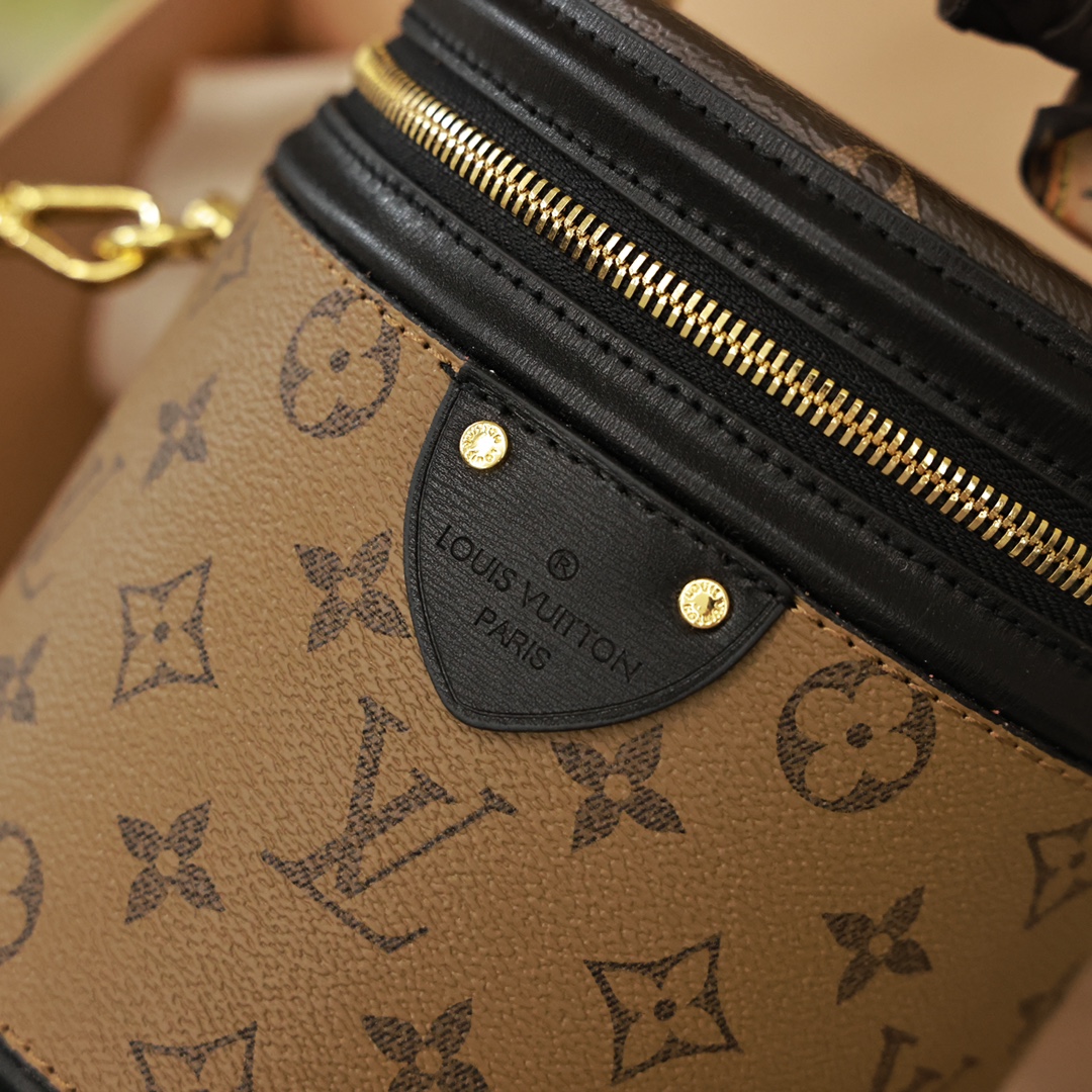 LV圆筒包 高版本💰260 借鉴历史悠久的LV Cannes化妆箱造型.女装艺术总监Nicolas Ghesquière以此款半硬质手袋重现昔日经典的魅力.由Monogram与Monogram Reverse涂层帆布混合面料.充满路易威登传统特色的外观设计.十分雅致.配有顶部手柄和可脱卸皮革肩带.提供多种背携方式. 规格：17*15*15cm