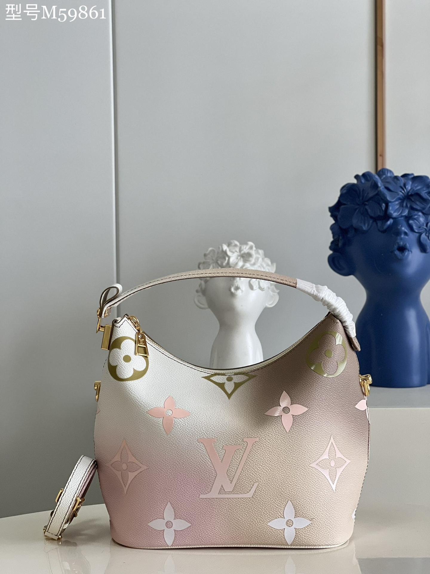 NO:398881,【Exclusive real photo M59861 cyan】 Bagatelle BB handbag uses Monogram Empreinte leather to present the eye-catching gradient of the oversized Monogram pattern. The rounded configuration and soft texture are more comfortable. The S-lock lock can achieve short shoulders, hand holds or elbows. The removable and adjustable chain leather shoulder strap is easy to shoulder or crossbody. 24 x 22 x 13cm Z.,LV [original leather],louis vuitton19860909【独家实拍M59861青色】 Bagatelle BB 手袋 以 Monogram Empreinte皮革呈现超大Monogram 图案的瞩目渐变.圆润构型和柔软质地倍添舒适,巧用 S-lock 锁扣即可实现短肩背、手拎或肘挎,可拆卸并调节的链条皮革肩带便于肩背或斜挎.24 x 22 x 13cm Z.,LV【原厂皮】,louis vuitton,Bag