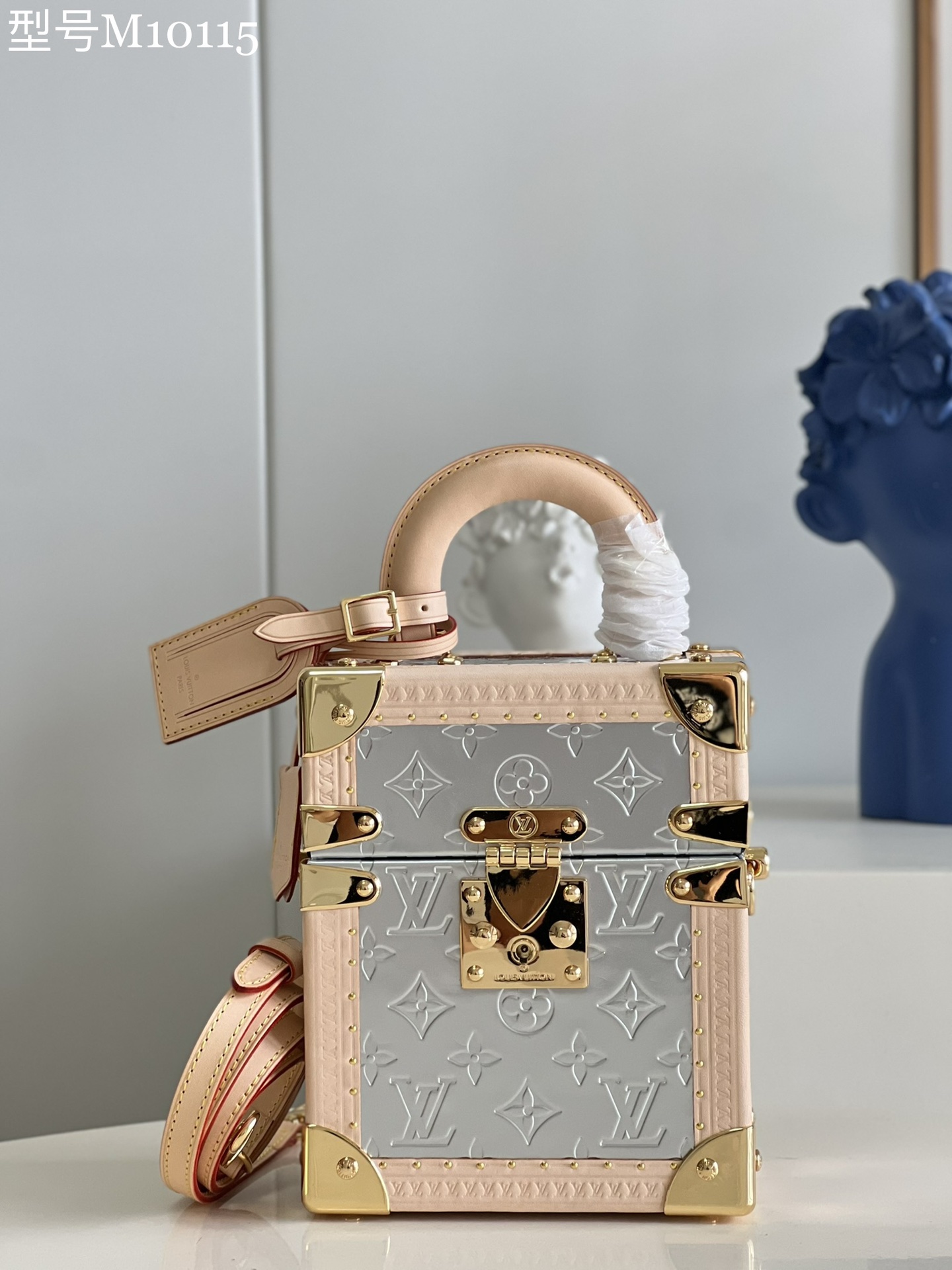 NO:398995,【Exclusive real-life M10115 silver embossed】Small and large in capacity, the Camera Box (camera box) is suitable for all shapes both during the day and at night. As a hard box, it can accommodate all the essentials of two mobile phones, wallets, keys, headphones, etc. This Camera Box (camera box) is both fashionable and practical. It is a multi-purpose bag, light and easy to use, allowing for multiple carrying methods, shoulders and crossbody. Internal size 16 x 13 x 7.5 cm P.1250, LV [original leather], louis vuitton, wallets19860909【独家实拍M10115银压花】小巧而容量大,the Camera Box（相机盒）无论在白天还是夜晚都适用于各种造型.作为一款硬箱,可以容纳下所有的随身必需品两个手机,钱包,钥匙,耳机等. 这款the Camera Box（相机盒）既时尚又实用,它是一款多功能包,轻巧易用,允许多种携带方式手拎、肩扛和斜挎. 内部尺寸16 x 13 x 7.5 cm P.1250,LV【原厂皮】,louis vuitton,wallets,Bag