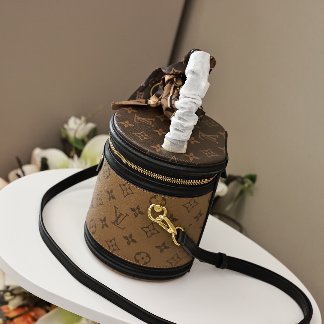 LV圆筒包 高版本💰260 借鉴历史悠久的LV Cannes化妆箱造型.女装艺术总监Nicolas Ghesquière以此款半硬质手袋重现昔日经典的魅力.由Monogram与Monogram Reverse涂层帆布混合面料.充满路易威登传统特色的外观设计.十分雅致.配有顶部手柄和可脱卸皮革肩带.提供多种背携方式. 规格：17*15*15cm