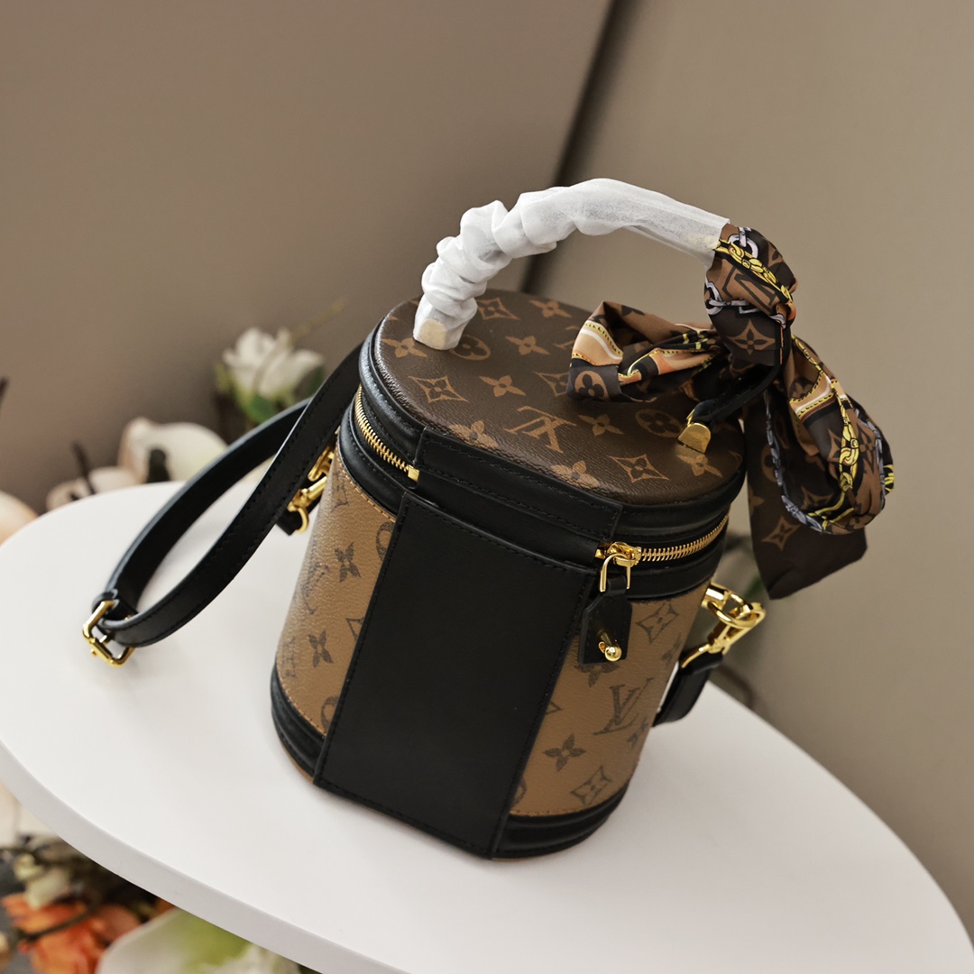 LV圆筒包 高版本💰260 借鉴历史悠久的LV Cannes化妆箱造型.女装艺术总监Nicolas Ghesquière以此款半硬质手袋重现昔日经典的魅力.由Monogram与Monogram Reverse涂层帆布混合面料.充满路易威登传统特色的外观设计.十分雅致.配有顶部手柄和可脱卸皮革肩带.提供多种背携方式. 规格：17*15*15cm
