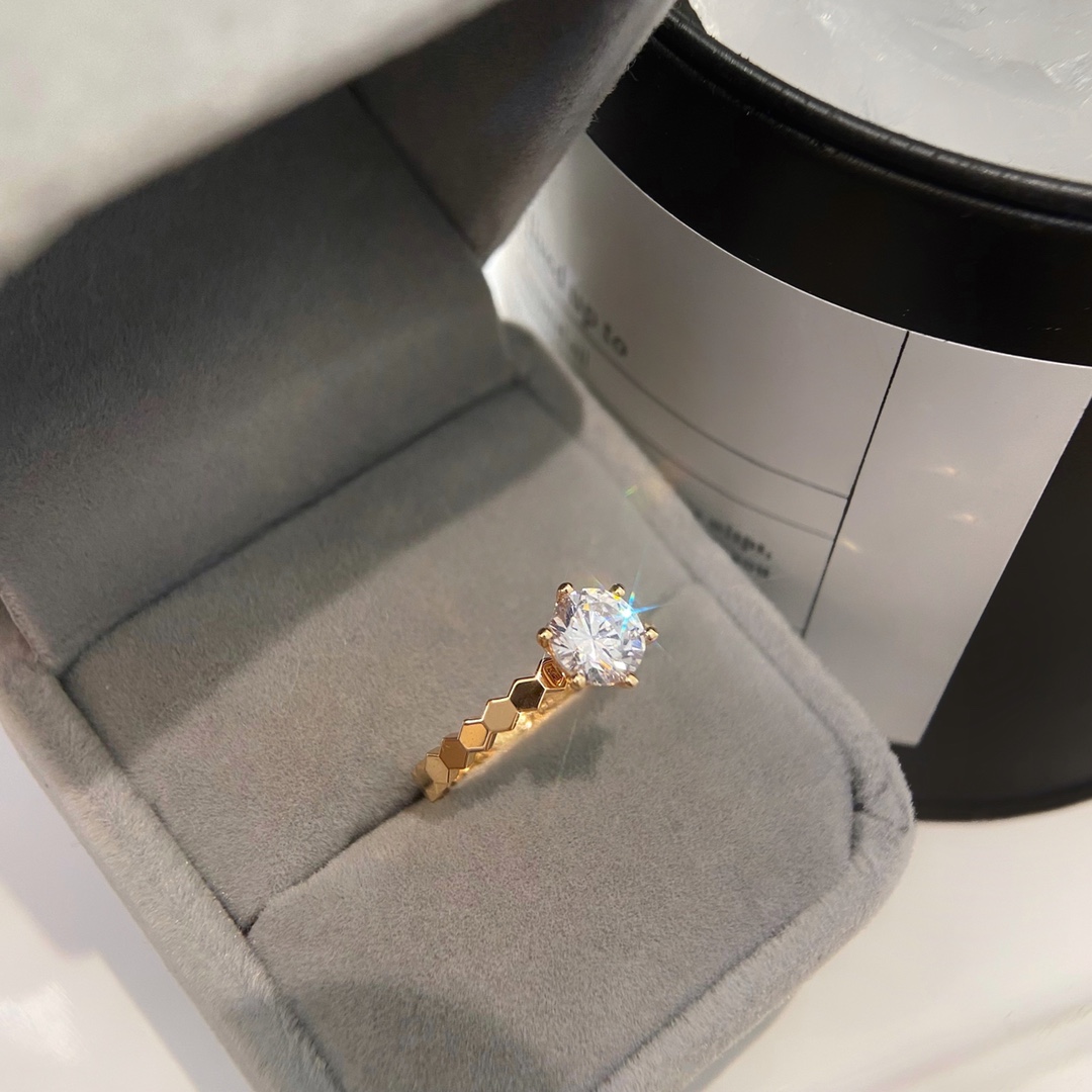 批发价💰120(50分/1ct,无副钻款)
超级耐看蜂巢叠戴💎钻戒💍 蜂巢这个款虽然推出的比较早,但是!这并不影响结婚情侣对它的狂热😝
尚美BEE MY LOVE 爱·蜂巢这款在本土品牌零售店里比较不常见,也少有类似,毕竟品牌还是比较珍惜自己的品牌形象的,谁都不想挂上抄袭模仿的印象。
这个款是尚美首推的也比较火,算是头牌🥰品牌辨识度巨高,所以导致我们平时见到的基本不是在尚美店里买的就是有路子的人去专门定制的🤣
玫瑰金色主钻蜂巢戒指50分与1ct,2种规格,尺寸5678号,采用CNC工艺制作,与其他系列蜂巢戒指也是可以完美重合
可以单独戴钻戒或者排戒,叠戴在一起的话那你今天一定是气场两米八的控场女王👑