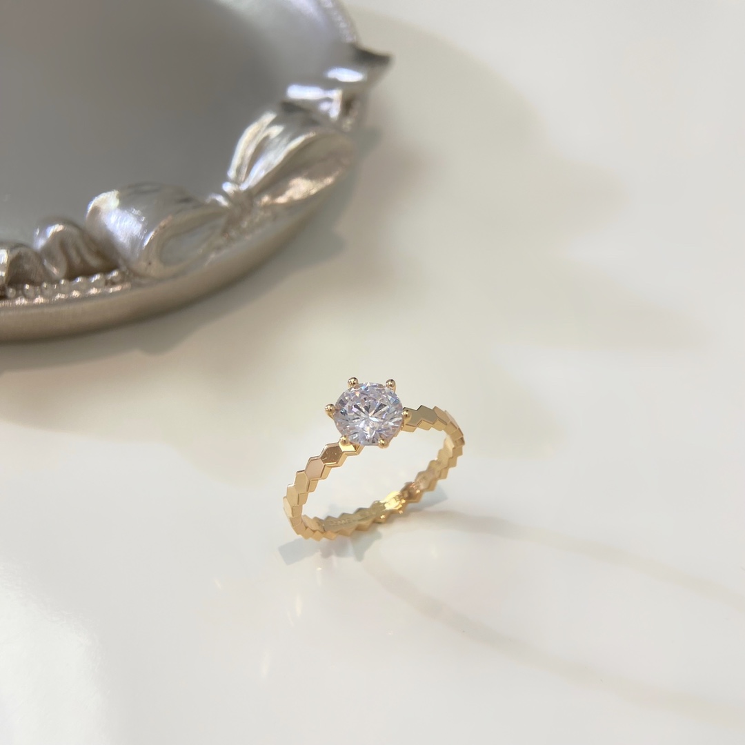 批发价💰120(50分/1ct,无副钻款)
超级耐看蜂巢叠戴💎钻戒💍 蜂巢这个款虽然推出的比较早,但是!这并不影响结婚情侣对它的狂热😝
尚美BEE MY LOVE 爱·蜂巢这款在本土品牌零售店里比较不常见,也少有类似,毕竟品牌还是比较珍惜自己的品牌形象的,谁都不想挂上抄袭模仿的印象。
这个款是尚美首推的也比较火,算是头牌🥰品牌辨识度巨高,所以导致我们平时见到的基本不是在尚美店里买的就是有路子的人去专门定制的🤣
玫瑰金色主钻蜂巢戒指50分与1ct,2种规格,尺寸5678号,采用CNC工艺制作,与其他系列蜂巢戒指也是可以完美重合
可以单独戴钻戒或者排戒,叠戴在一起的话那你今天一定是气场两米八的控场女王👑