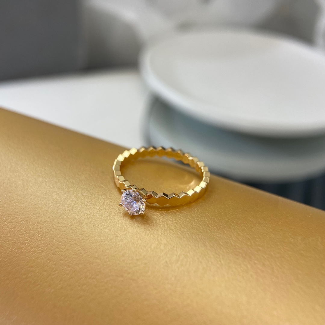 批发价💰120(50分/1ct,无副钻款)
超级耐看蜂巢叠戴💎钻戒💍 蜂巢这个款虽然推出的比较早,但是!这并不影响结婚情侣对它的狂热😝
尚美BEE MY LOVE 爱·蜂巢这款在本土品牌零售店里比较不常见,也少有类似,毕竟品牌还是比较珍惜自己的品牌形象的,谁都不想挂上抄袭模仿的印象。
这个款是尚美首推的也比较火,算是头牌🥰品牌辨识度巨高,所以导致我们平时见到的基本不是在尚美店里买的就是有路子的人去专门定制的🤣
玫瑰金色主钻蜂巢戒指50分与1ct,2种规格,尺寸5678号,采用CNC工艺制作,与其他系列蜂巢戒指也是可以完美重合
可以单独戴钻戒或者排戒,叠戴在一起的话那你今天一定是气场两米八的控场女王👑