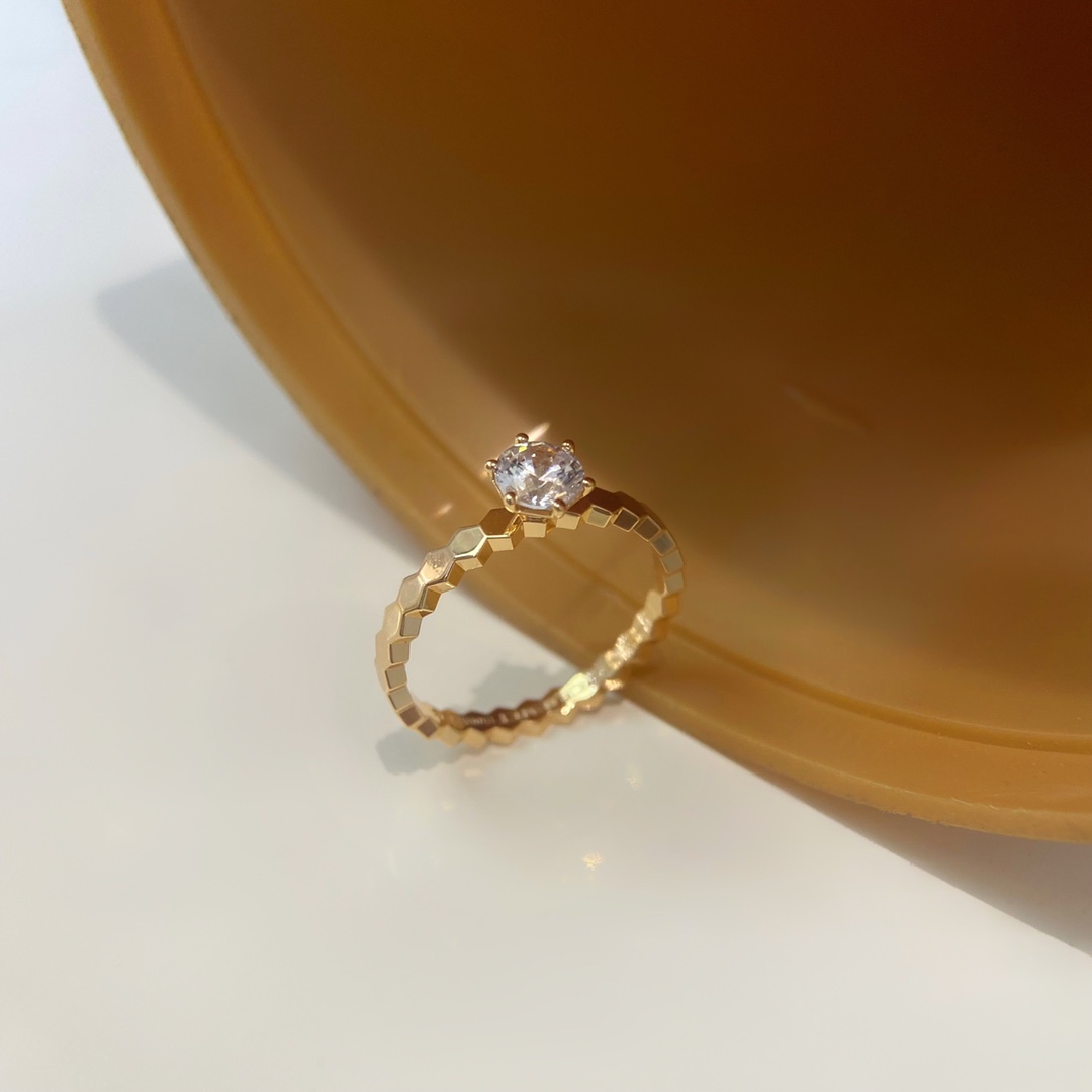 批发价💰120(50分/1ct,无副钻款)
超级耐看蜂巢叠戴💎钻戒💍 蜂巢这个款虽然推出的比较早,但是!这并不影响结婚情侣对它的狂热😝
尚美BEE MY LOVE 爱·蜂巢这款在本土品牌零售店里比较不常见,也少有类似,毕竟品牌还是比较珍惜自己的品牌形象的,谁都不想挂上抄袭模仿的印象。
这个款是尚美首推的也比较火,算是头牌🥰品牌辨识度巨高,所以导致我们平时见到的基本不是在尚美店里买的就是有路子的人去专门定制的🤣
玫瑰金色主钻蜂巢戒指50分与1ct,2种规格,尺寸5678号,采用CNC工艺制作,与其他系列蜂巢戒指也是可以完美重合
可以单独戴钻戒或者排戒,叠戴在一起的话那你今天一定是气场两米八的控场女王👑
