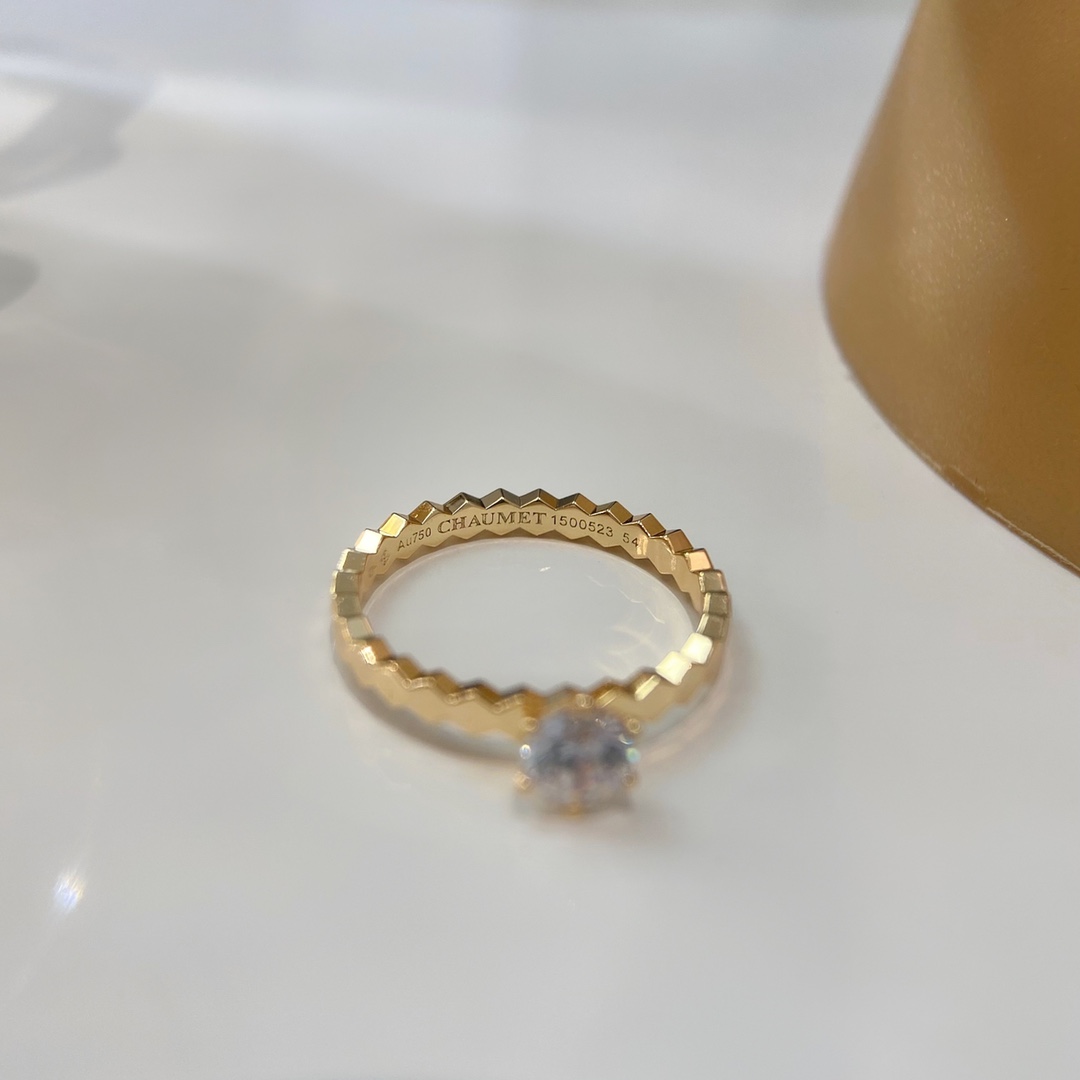 批发价💰120(50分/1ct,无副钻款)
超级耐看蜂巢叠戴💎钻戒💍 蜂巢这个款虽然推出的比较早,但是!这并不影响结婚情侣对它的狂热😝
尚美BEE MY LOVE 爱·蜂巢这款在本土品牌零售店里比较不常见,也少有类似,毕竟品牌还是比较珍惜自己的品牌形象的,谁都不想挂上抄袭模仿的印象。
这个款是尚美首推的也比较火,算是头牌🥰品牌辨识度巨高,所以导致我们平时见到的基本不是在尚美店里买的就是有路子的人去专门定制的🤣
玫瑰金色主钻蜂巢戒指50分与1ct,2种规格,尺寸5678号,采用CNC工艺制作,与其他系列蜂巢戒指也是可以完美重合
可以单独戴钻戒或者排戒,叠戴在一起的话那你今天一定是气场两米八的控场女王👑