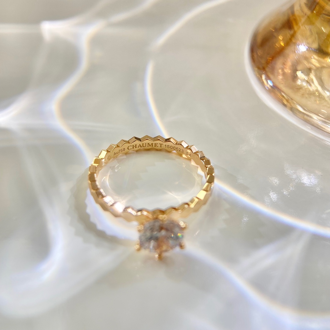 批发价💰120(50分/1ct,无副钻款)
超级耐看蜂巢叠戴💎钻戒💍 蜂巢这个款虽然推出的比较早,但是!这并不影响结婚情侣对它的狂热😝
尚美BEE MY LOVE 爱·蜂巢这款在本土品牌零售店里比较不常见,也少有类似,毕竟品牌还是比较珍惜自己的品牌形象的,谁都不想挂上抄袭模仿的印象。
这个款是尚美首推的也比较火,算是头牌🥰品牌辨识度巨高,所以导致我们平时见到的基本不是在尚美店里买的就是有路子的人去专门定制的🤣
玫瑰金色主钻蜂巢戒指50分与1ct,2种规格,尺寸5678号,采用CNC工艺制作,与其他系列蜂巢戒指也是可以完美重合
可以单独戴钻戒或者排戒,叠戴在一起的话那你今天一定是气场两米八的控场女王👑