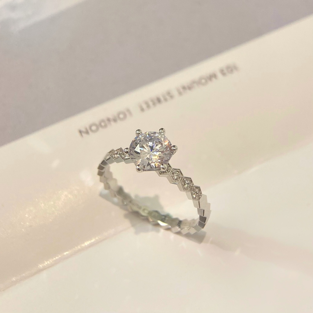 批发价💰125（50分/1ct，6副钻款）
超级耐看蜂巢叠戴💎钻戒💍 蜂巢这个款虽然推出的比较早，但是！这并不影响结婚情侣对它的狂热😝
尚美BEE MY LOVE 爱·蜂巢这款在本土品牌零售店里比较不常见，也少有类似，毕竟品牌还是比较珍惜自己的品牌形象的，谁都不想挂上抄袭模仿的印象。
这个款是尚美首推的也比较火，算是头牌🥰品牌辨识度巨高，所以导致我们平时见到的基本不是在尚美店里买的就是有路子的人去专门定制的🤣
玫瑰金色主钻蜂巢戒指50分与1ct，2种规格，尺寸5678号，采用CNC工艺制作，与其他系列蜂巢戒指也是可以完美重合
可以单独戴钻戒或者排戒，叠戴在一起的话那你今天一定是气场两米八的控场女王👑