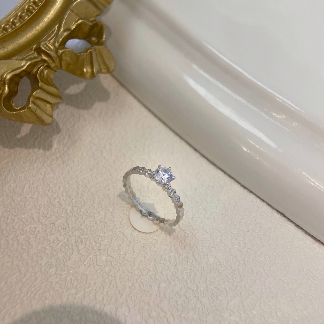 批发价💰125（50分/1ct，6副钻款）
超级耐看蜂巢叠戴💎钻戒💍 蜂巢这个款虽然推出的比较早，但是！这并不影响结婚情侣对它的狂热😝
尚美BEE MY LOVE 爱·蜂巢这款在本土品牌零售店里比较不常见，也少有类似，毕竟品牌还是比较珍惜自己的品牌形象的，谁都不想挂上抄袭模仿的印象。
这个款是尚美首推的也比较火，算是头牌🥰品牌辨识度巨高，所以导致我们平时见到的基本不是在尚美店里买的就是有路子的人去专门定制的🤣
玫瑰金色主钻蜂巢戒指50分与1ct，2种规格，尺寸5678号，采用CNC工艺制作，与其他系列蜂巢戒指也是可以完美重合
可以单独戴钻戒或者排戒，叠戴在一起的话那你今天一定是气场两米八的控场女王👑