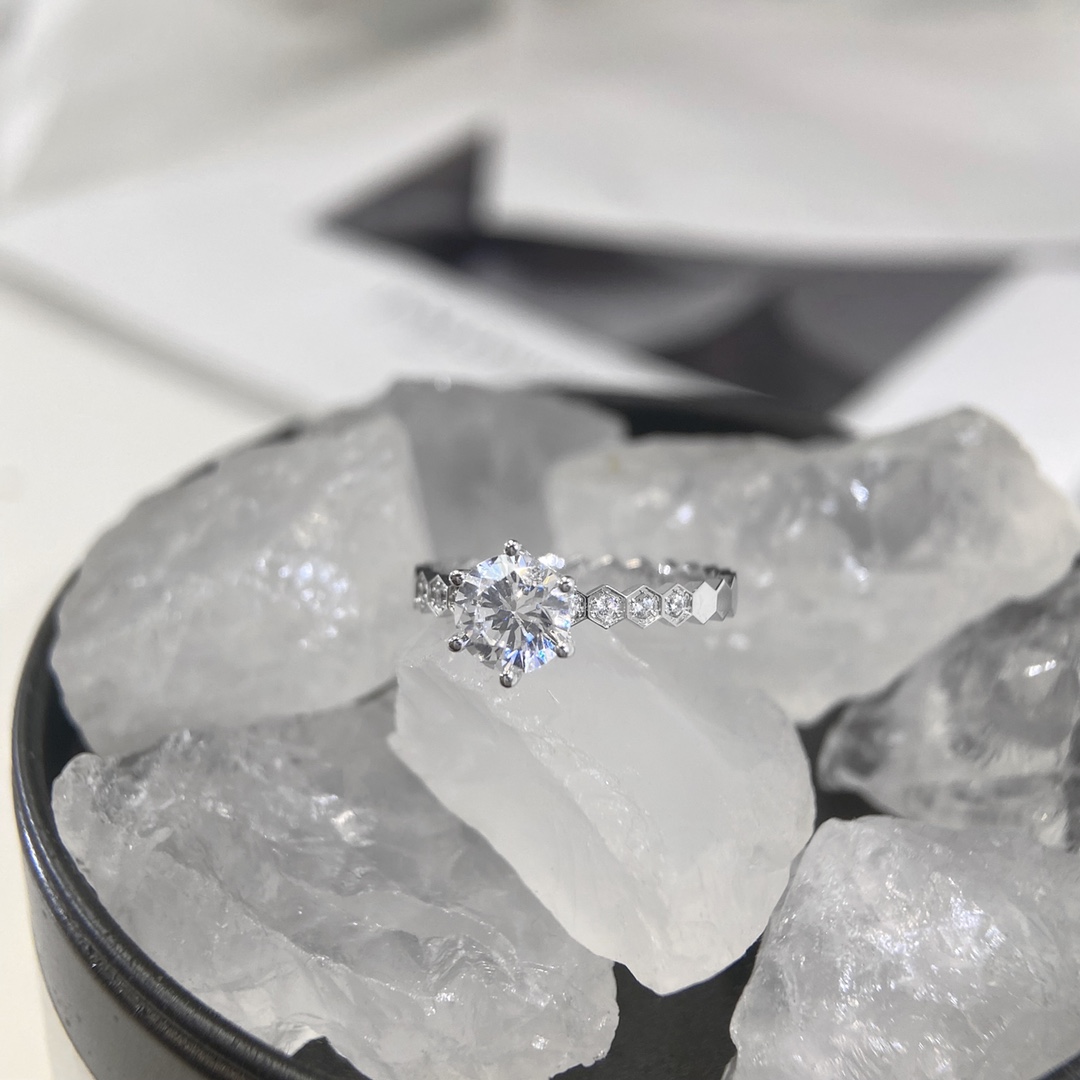 批发价💰125（50分/1ct，6副钻款）
超级耐看蜂巢叠戴💎钻戒💍 蜂巢这个款虽然推出的比较早，但是！这并不影响结婚情侣对它的狂热😝
尚美BEE MY LOVE 爱·蜂巢这款在本土品牌零售店里比较不常见，也少有类似，毕竟品牌还是比较珍惜自己的品牌形象的，谁都不想挂上抄袭模仿的印象。
这个款是尚美首推的也比较火，算是头牌🥰品牌辨识度巨高，所以导致我们平时见到的基本不是在尚美店里买的就是有路子的人去专门定制的🤣
玫瑰金色主钻蜂巢戒指50分与1ct，2种规格，尺寸5678号，采用CNC工艺制作，与其他系列蜂巢戒指也是可以完美重合
可以单独戴钻戒或者排戒，叠戴在一起的话那你今天一定是气场两米八的控场女王👑