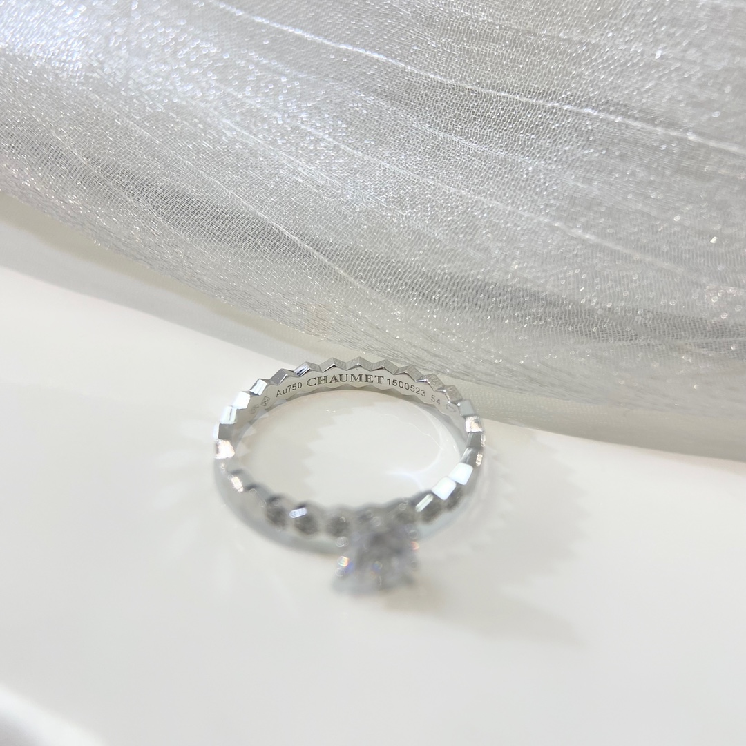 批发价💰125（50分/1ct，6副钻款）
超级耐看蜂巢叠戴💎钻戒💍 蜂巢这个款虽然推出的比较早，但是！这并不影响结婚情侣对它的狂热😝
尚美BEE MY LOVE 爱·蜂巢这款在本土品牌零售店里比较不常见，也少有类似，毕竟品牌还是比较珍惜自己的品牌形象的，谁都不想挂上抄袭模仿的印象。
这个款是尚美首推的也比较火，算是头牌🥰品牌辨识度巨高，所以导致我们平时见到的基本不是在尚美店里买的就是有路子的人去专门定制的🤣
玫瑰金色主钻蜂巢戒指50分与1ct，2种规格，尺寸5678号，采用CNC工艺制作，与其他系列蜂巢戒指也是可以完美重合
可以单独戴钻戒或者排戒，叠戴在一起的话那你今天一定是气场两米八的控场女王👑