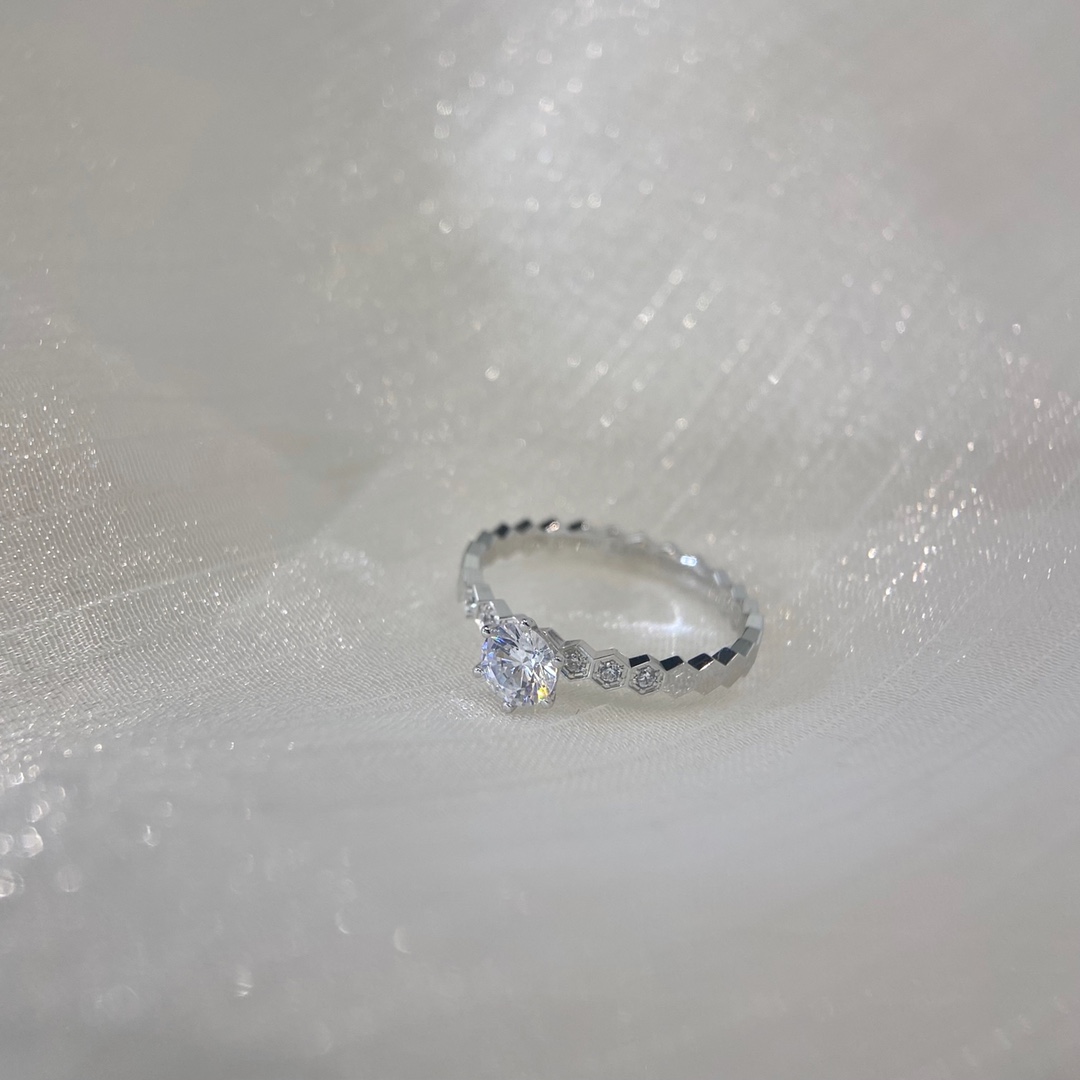 批发价💰125（50分/1ct，6副钻款）
超级耐看蜂巢叠戴💎钻戒💍 蜂巢这个款虽然推出的比较早，但是！这并不影响结婚情侣对它的狂热😝
尚美BEE MY LOVE 爱·蜂巢这款在本土品牌零售店里比较不常见，也少有类似，毕竟品牌还是比较珍惜自己的品牌形象的，谁都不想挂上抄袭模仿的印象。
这个款是尚美首推的也比较火，算是头牌🥰品牌辨识度巨高，所以导致我们平时见到的基本不是在尚美店里买的就是有路子的人去专门定制的🤣
玫瑰金色主钻蜂巢戒指50分与1ct，2种规格，尺寸5678号，采用CNC工艺制作，与其他系列蜂巢戒指也是可以完美重合
可以单独戴钻戒或者排戒，叠戴在一起的话那你今天一定是气场两米八的控场女王👑
