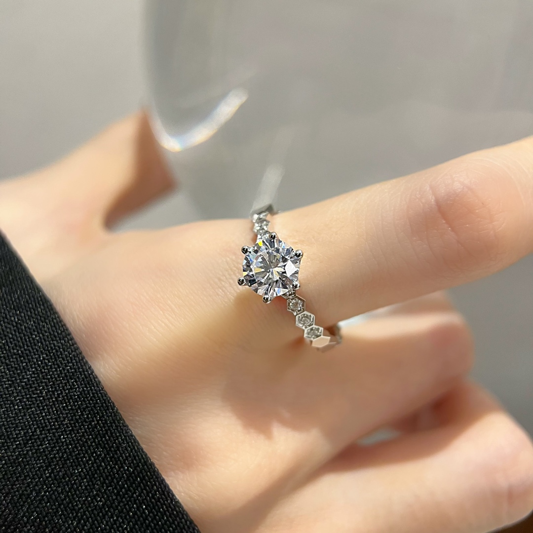 NO:103818,Shangmei Honeycomb One Carat Ring is made of CNC technology, sequencing version, perfect details. Material s925 silver. Wearing renderings, Shangmei, ring19860909尚美蜂巢一克拉戒指 采用CNC工艺制作,精工版本,细节完美 材质s925银 佩戴效果图,尚美,ring,Jewelry