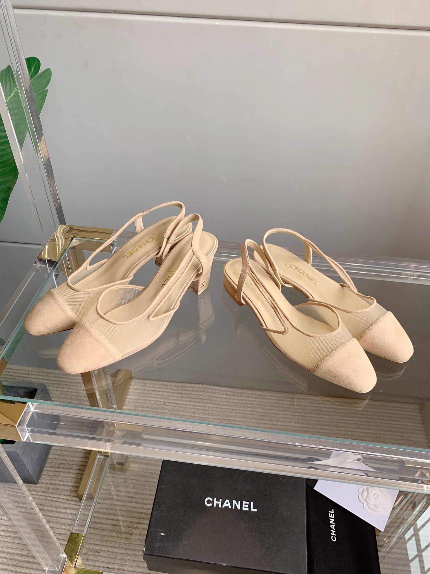 NO:417511,【Top version】 Xiaoxiang Slingback classic series spliced ​​thick heel sandals single shoes. Fashionable classic sandals that all stars like. Simple and elegant, retro and intellectual. This pair can decorate your wardrobe all year round. The original counter is purchased and opened with mold, and the details are magnified and compared at will. The original fabric is customized with footbed inside. Sheepskin. The original Italian leather soles. Size35~42 (34, 41, 42 customization, no return or exchange) Heel height is 2CM/6.5CM. The original counter top luxury full package, sandals, sandals, sheepskin, Leather soles19860909【顶级版本】 小香Slingback经典系列拼接粗跟凉鞋单鞋 全明星都喜欢的时尚经典凉鞋 简洁优雅、复古知性,这一双就能装扮一年四季你的衣橱 专柜原版购入开模,细节随意放大对比 面料原版定做材质 内里垫脚胎羊皮 大底原版意大利真皮大底 Size35～42（34、41、42定制不退换） 跟高2CM/6.5CM两个高度 原版专柜顶级豪华全套包装,凉鞋,sandals,sheepskin,Leather soles,Women's Shoes