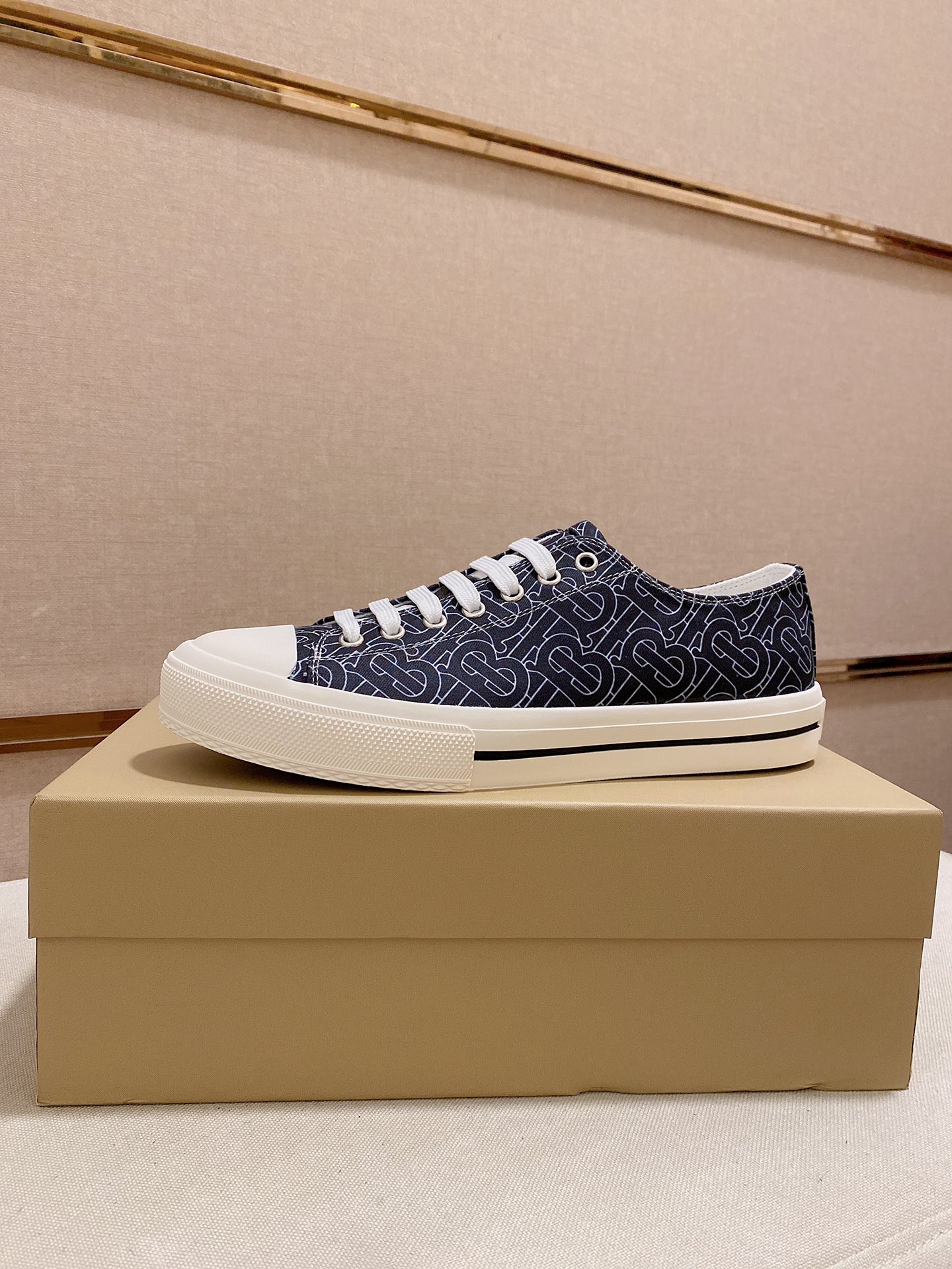 I5  2022 Burberry 巴宝莉 家男士经典低帮运动鞋，以 Vintage 复古格纹棉材质搭配小牛皮焕新演绎，装饰焕新的品牌徽标。头层羊皮内里，鞋跟饰有 Burberry 字母压花徽标，TPU原版大底