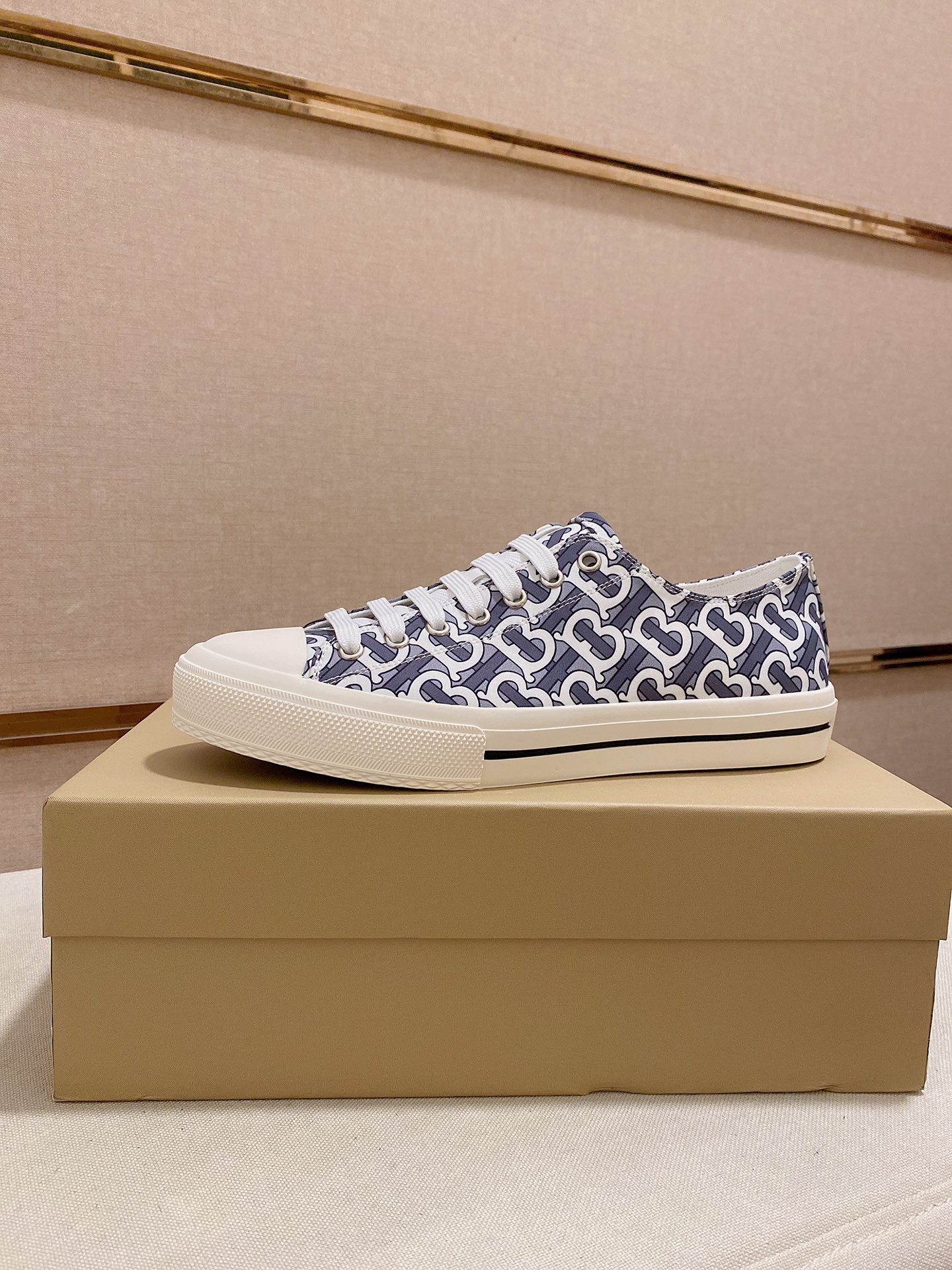 I5  2022 Burberry 巴宝莉 家男士经典低帮运动鞋，以 Vintage 复古格纹棉材质搭配小牛皮焕新演绎，装饰焕新的品牌徽标。头层羊皮内里，鞋跟饰有 Burberry 字母压花徽标，TPU原版大底