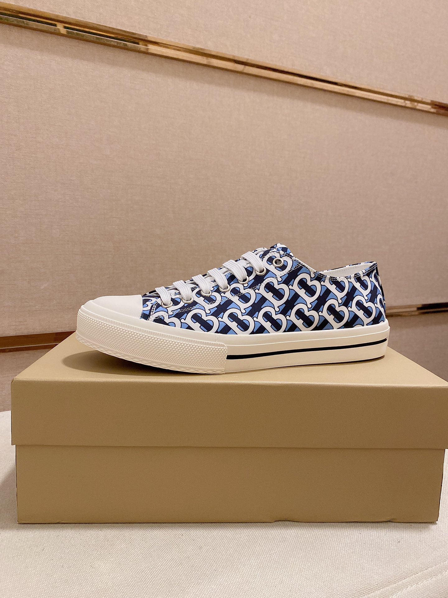 I5  2022 Burberry 巴宝莉 家男士经典低帮运动鞋，以 Vintage 复古格纹棉材质搭配小牛皮焕新演绎，装饰焕新的品牌徽标。头层羊皮内里，鞋跟饰有 Burberry 字母压花徽标，TPU原版大底