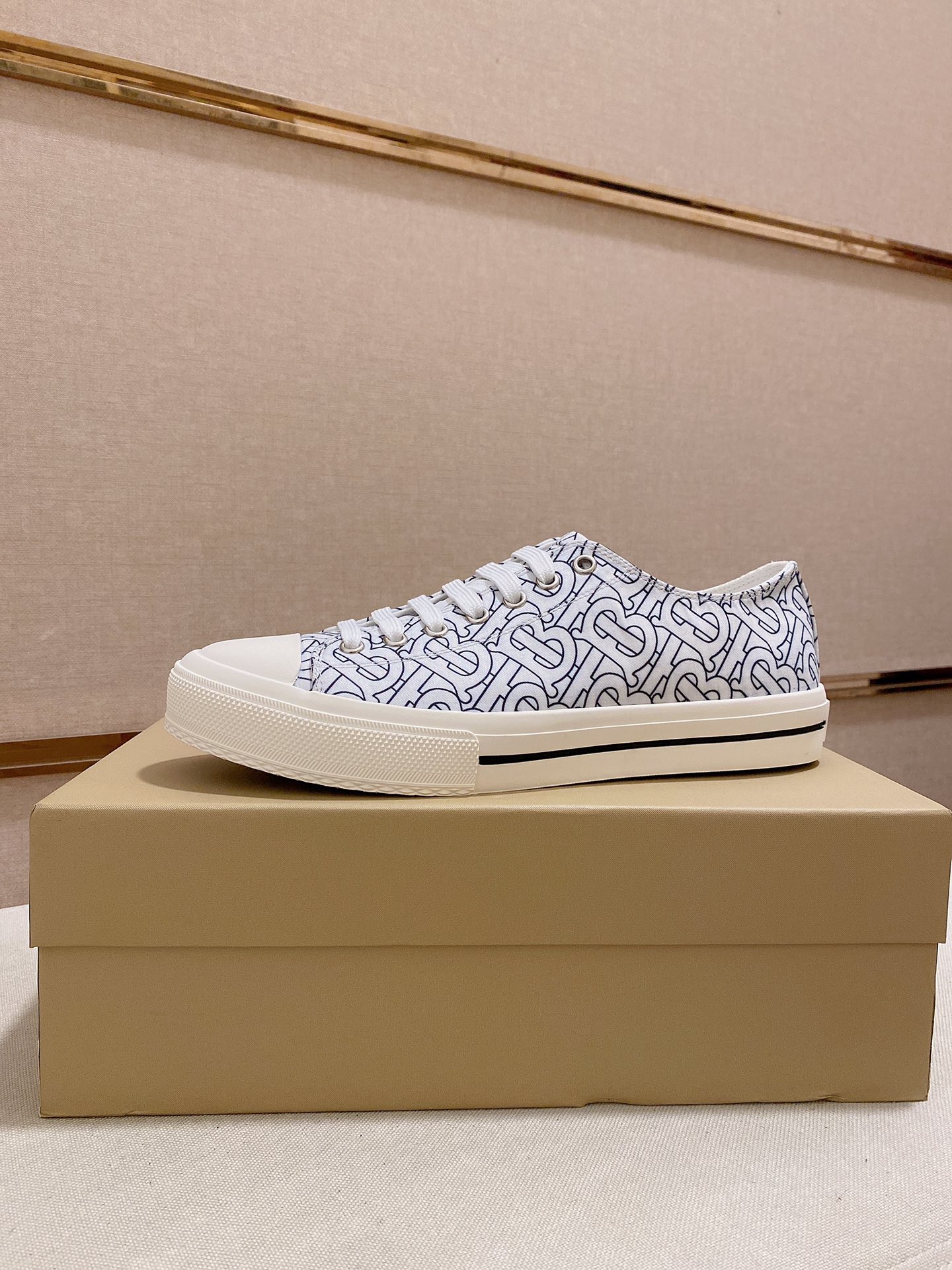 I5  2022 Burberry 巴宝莉 家男士经典低帮运动鞋，以 Vintage 复古格纹棉材质搭配小牛皮焕新演绎，装饰焕新的品牌徽标。头层羊皮内里，鞋跟饰有 Burberry 字母压花徽标，TPU原版大底