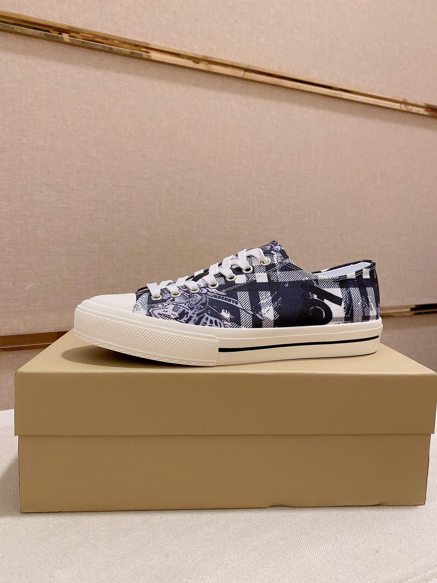 I5  2022 Burberry 巴宝莉 家男士经典低帮运动鞋，以 Vintage 复古格纹棉材质搭配小牛皮焕新演绎，装饰焕新的品牌徽标。头层羊皮内里，鞋跟饰有 Burberry 字母压花徽标，TPU原版大底