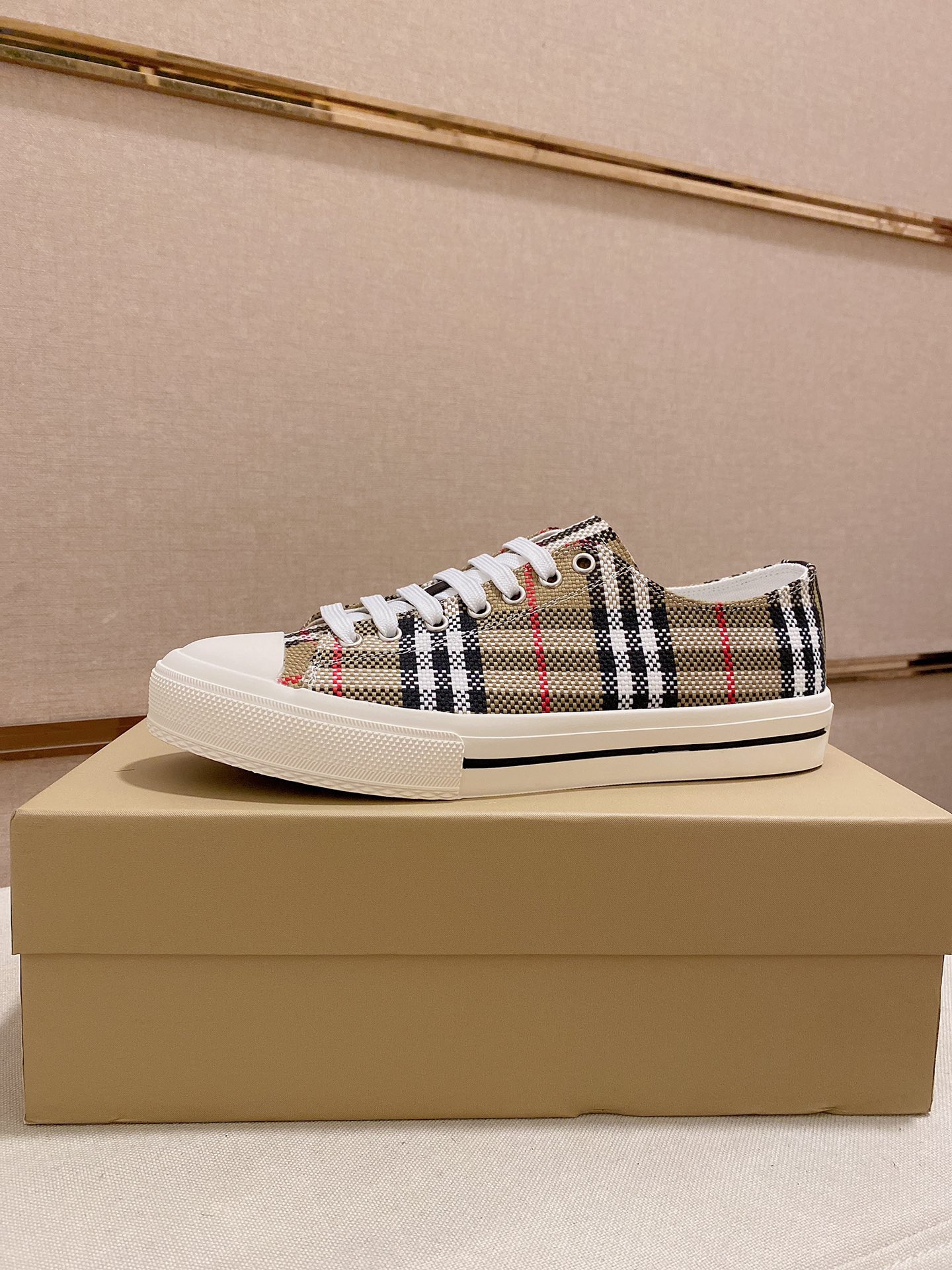 I5  2022 Burberry 巴宝莉 家男士经典低帮运动鞋，以 Vintage 复古格纹棉材质搭配小牛皮焕新演绎，装饰焕新的品牌徽标。头层羊皮内里，鞋跟饰有 Burberry 字母压花徽标，TPU原版大底