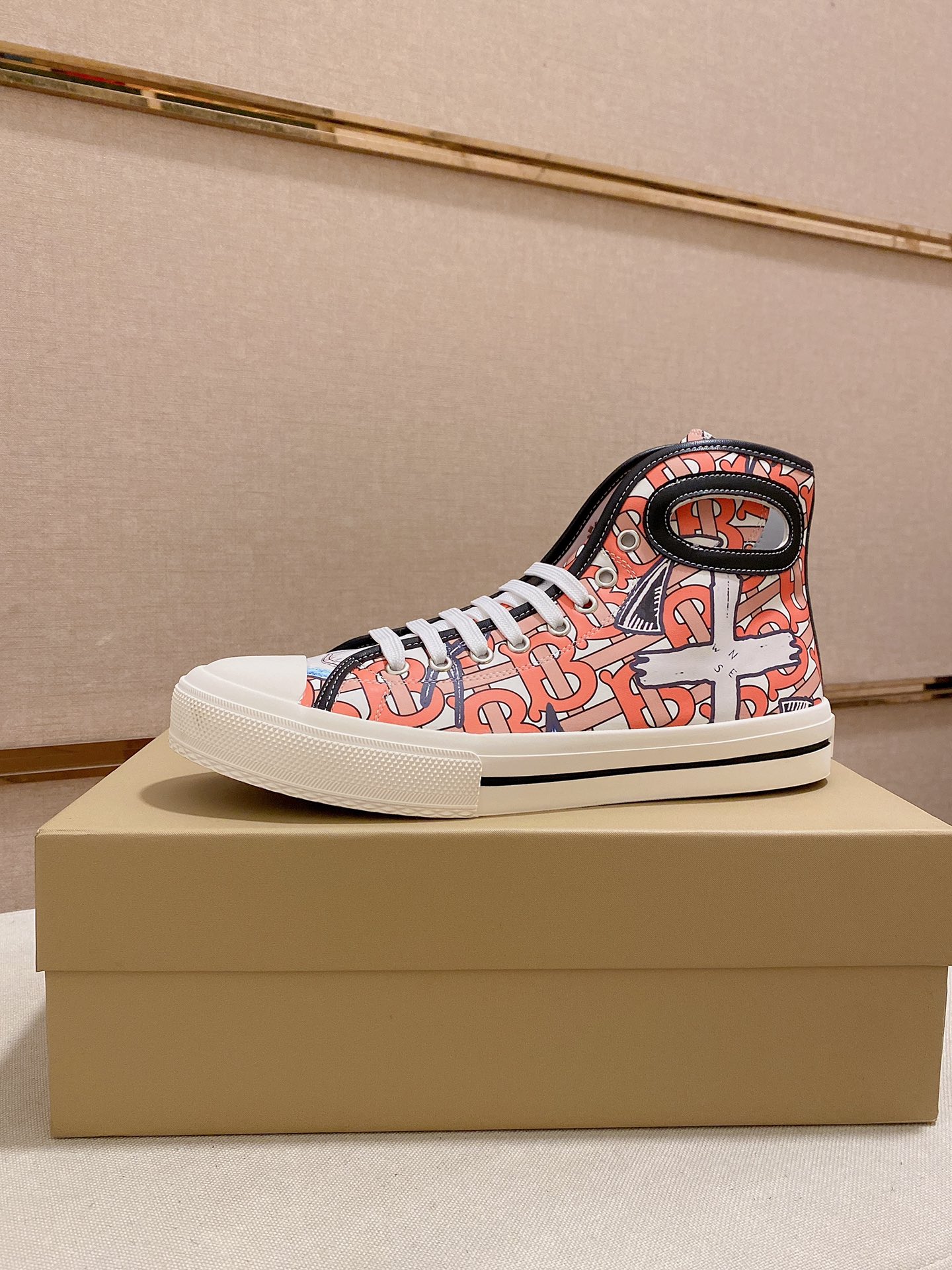 I5  2022 Burberry 巴宝莉 家男士经典高帮运动鞋，以 Vintage 复古格纹棉材质搭配小牛皮焕新演绎，装饰焕新的品牌徽标。头层羊皮内里，鞋跟饰有 Burberry 字母压花徽标，TPU原版大底