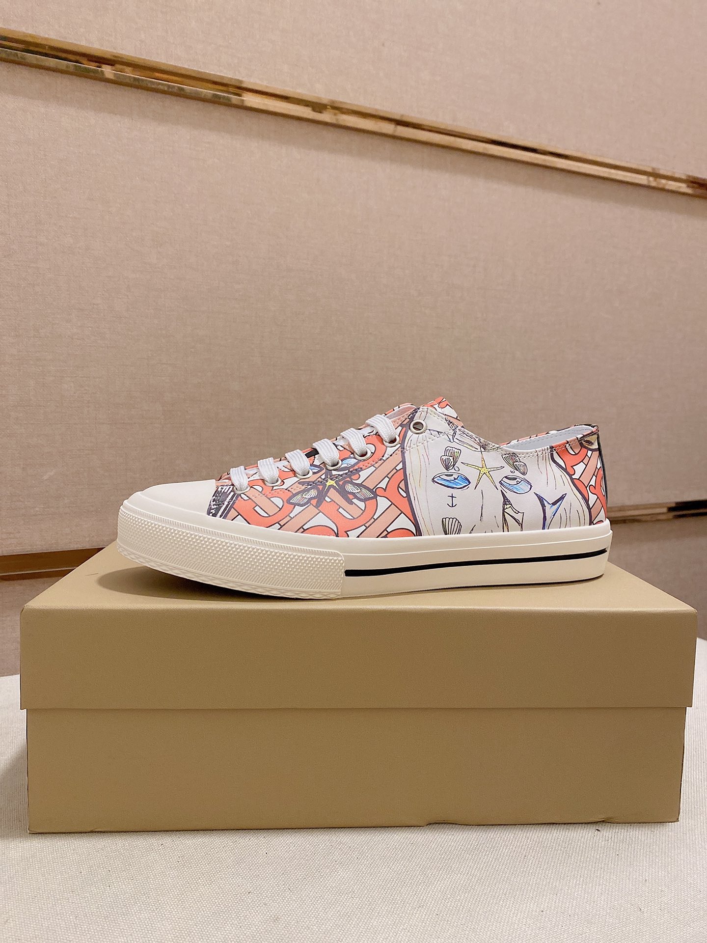 I5  2022 Burberry 巴宝莉 家男士经典低帮运动鞋，以 Vintage 复古格纹棉材质搭配小牛皮焕新演绎，装饰焕新的品牌徽标。头层羊皮内里，鞋跟饰有 Burberry 字母压花徽标，TPU原版大底