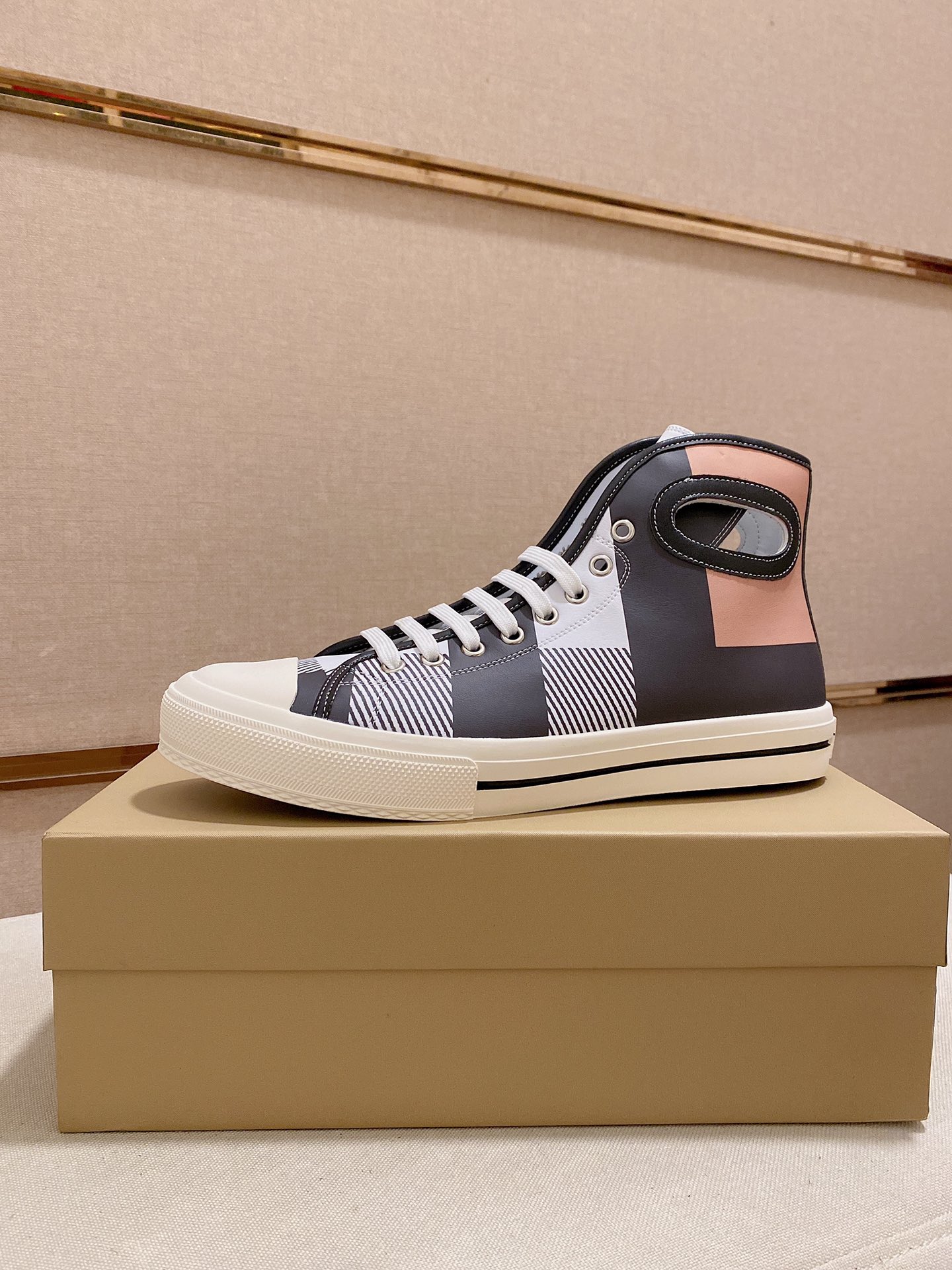 I5  2022 Burberry 巴宝莉 家男士经典高帮运动鞋，以 Vintage 复古格纹棉材质搭配小牛皮焕新演绎，装饰焕新的品牌徽标。头层羊皮内里，鞋跟饰有 Burberry 字母压花徽标，TPU原版大底