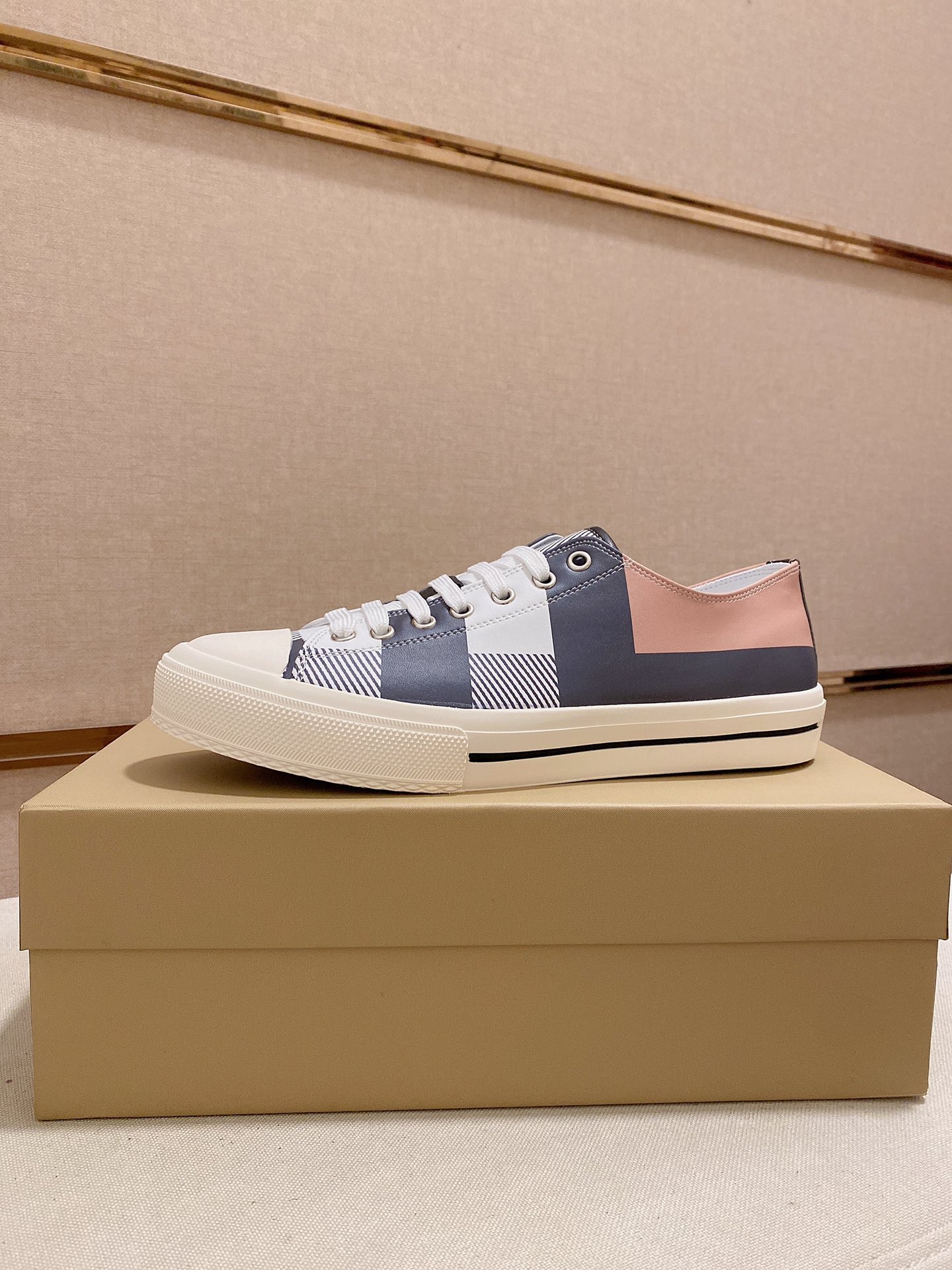 I5  2022 Burberry 巴宝莉 家男士经典低帮运动鞋，以 Vintage 复古格纹棉材质搭配小牛皮焕新演绎，装饰焕新的品牌徽标。头层羊皮内里，鞋跟饰有 Burberry 字母压花徽标，TPU原版大底