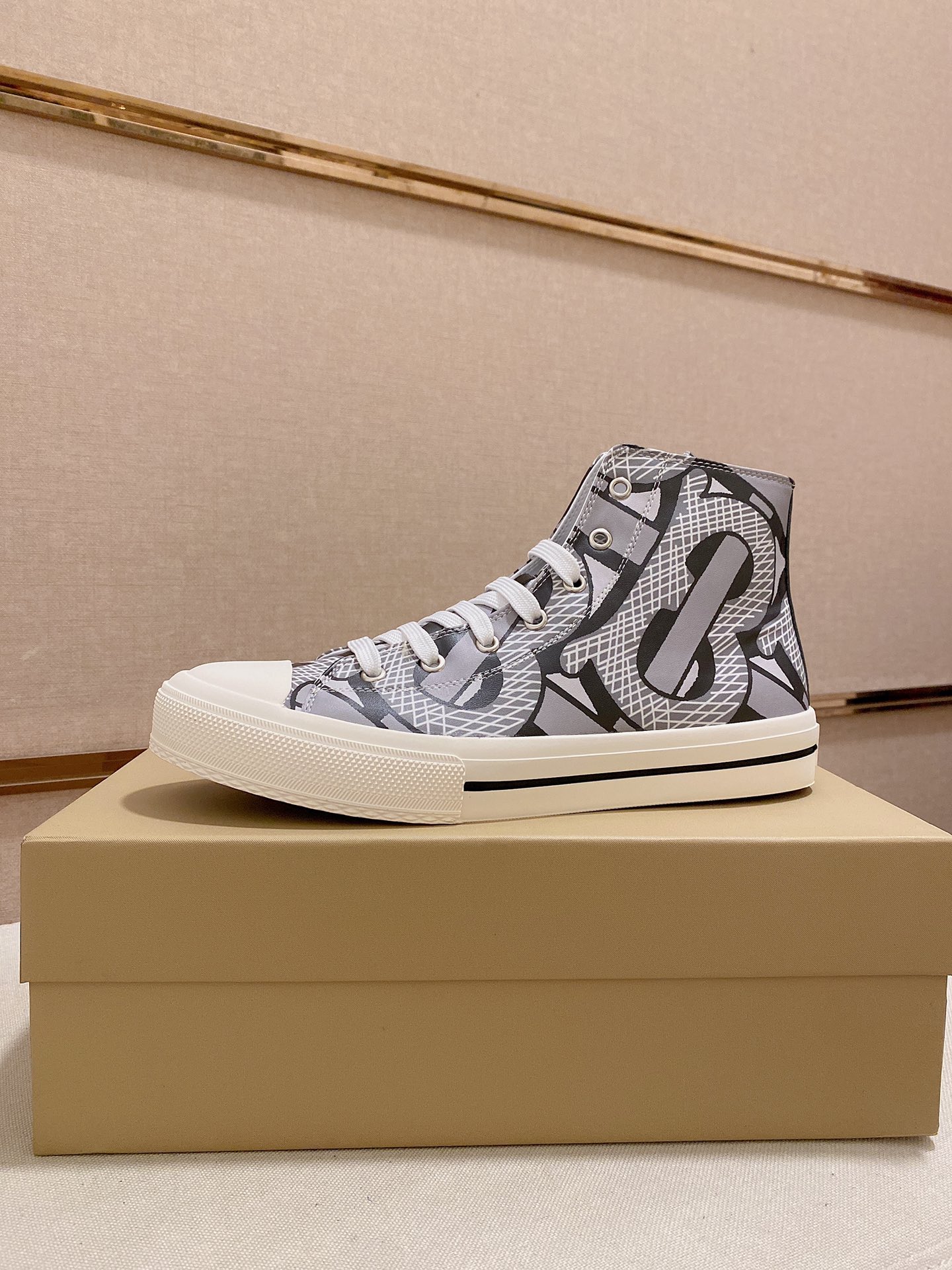 I5  2022 Burberry 巴宝莉 家男士经典高帮运动鞋，以 Vintage 复古格纹棉材质搭配小牛皮焕新演绎，装饰焕新的品牌徽标。头层羊皮内里，鞋跟饰有 Burberry 字母压花徽标，TPU原版大底