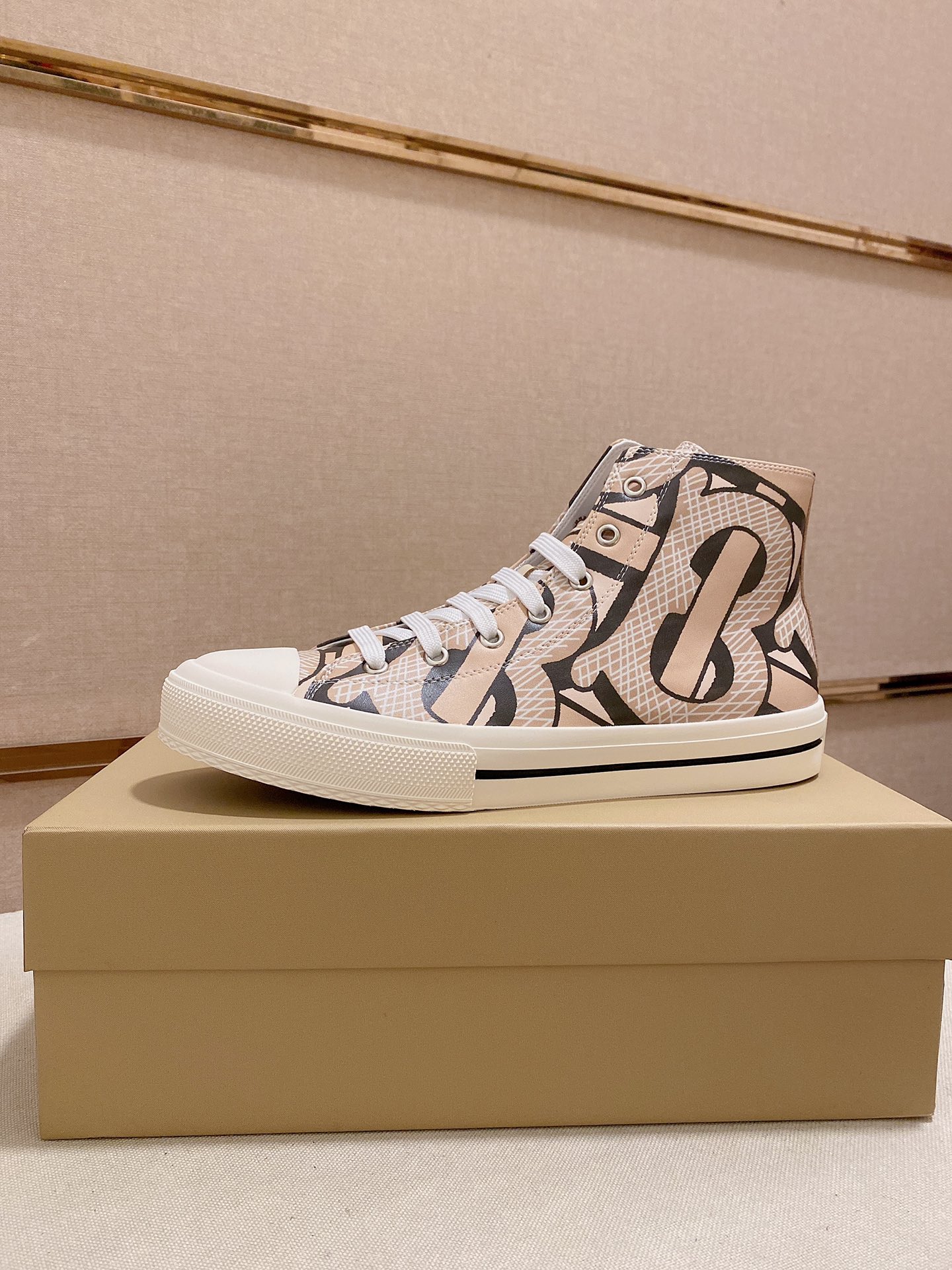 I5  2022 Burberry 巴宝莉 家男士经典高帮运动鞋，以 Vintage 复古格纹棉材质搭配小牛皮焕新演绎，装饰焕新的品牌徽标。头层羊皮内里，鞋跟饰有 Burberry 字母压花徽标，TPU原版大底