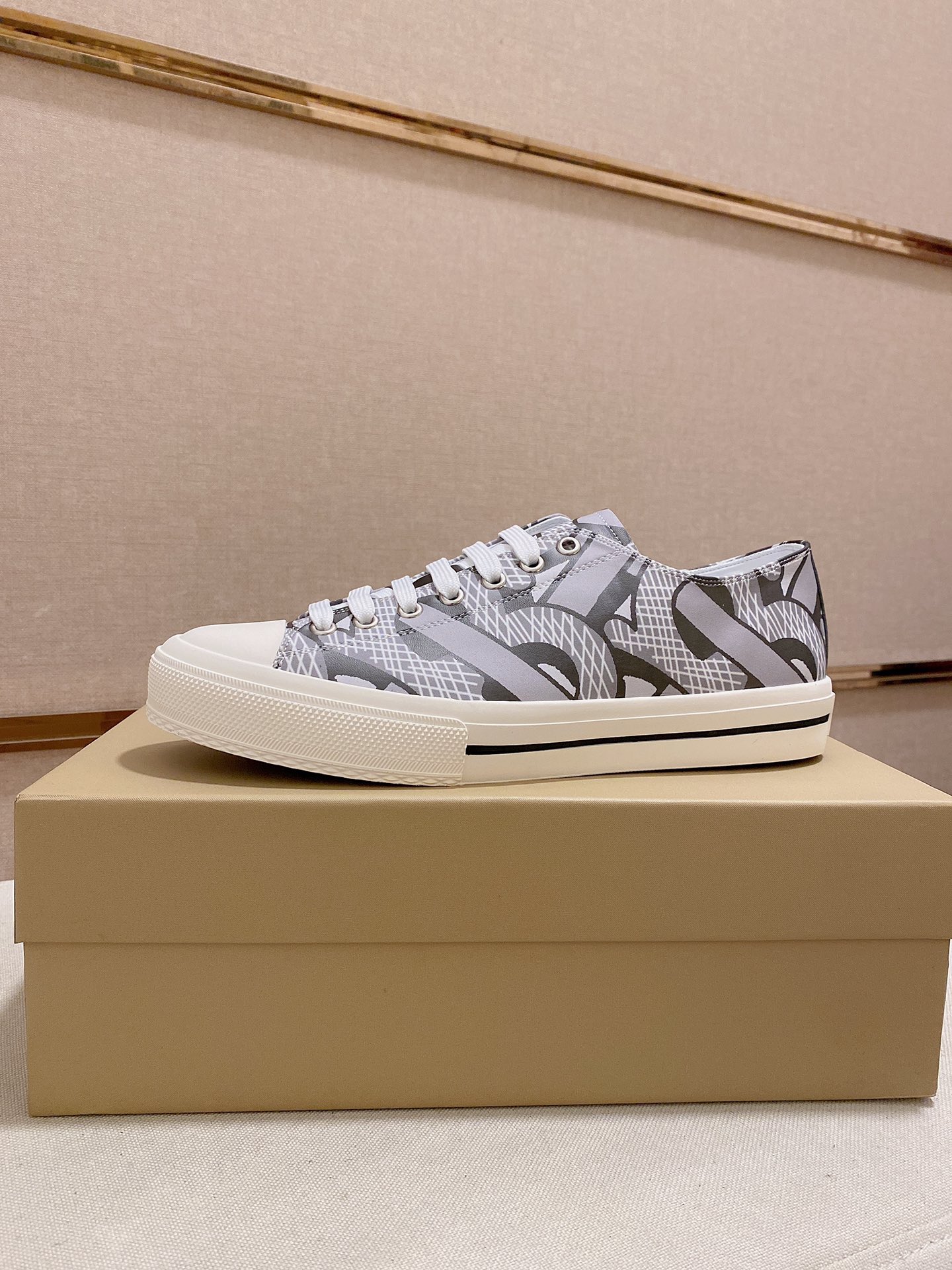 I5  2022 Burberry 巴宝莉 家男士经典高帮运动鞋，以 Vintage 复古格纹棉材质搭配小牛皮焕新演绎，装饰焕新的品牌徽标。头层羊皮内里，鞋跟饰有 Burberry 字母压花徽标，TPU原版大底