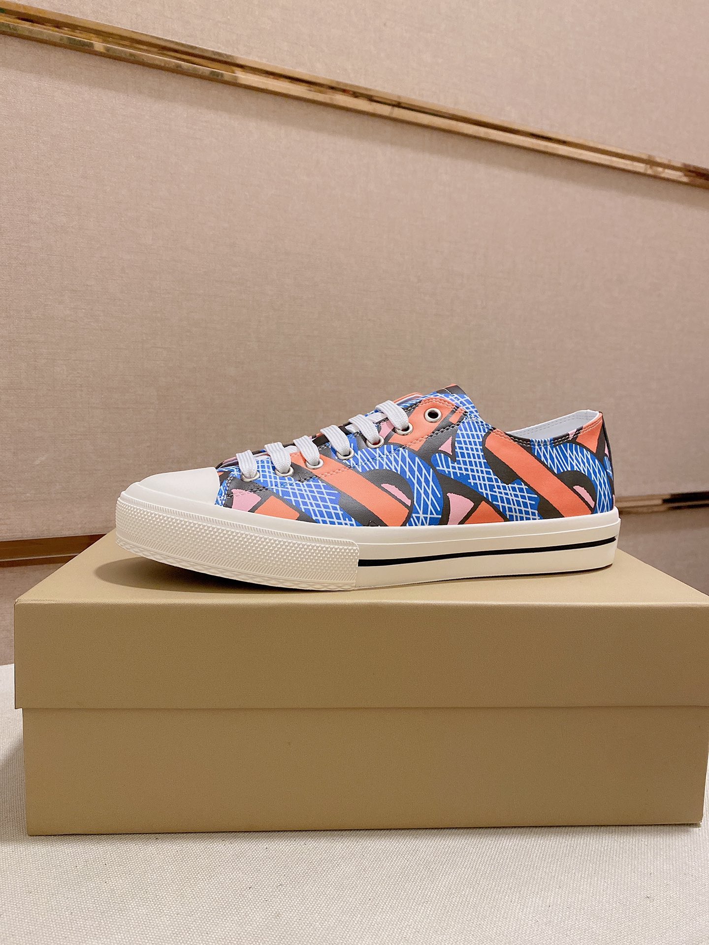 I5  2022 Burberry 巴宝莉 家男士经典高帮运动鞋，以 Vintage 复古格纹棉材质搭配小牛皮焕新演绎，装饰焕新的品牌徽标。头层羊皮内里，鞋跟饰有 Burberry 字母压花徽标，TPU原版大底