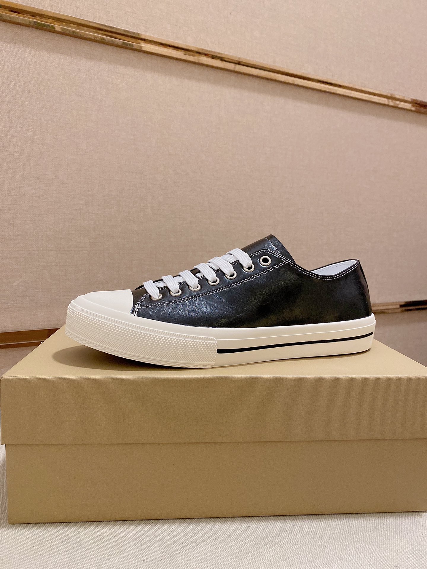 I5  2022 Burberry 巴宝莉 家男士经典高帮运动鞋，以 Vintage 复古小牛皮焕新演绎，装饰焕新的品牌徽标。头层羊皮内里，鞋跟饰有 Burberry 字母压花徽标，TPU原版大底