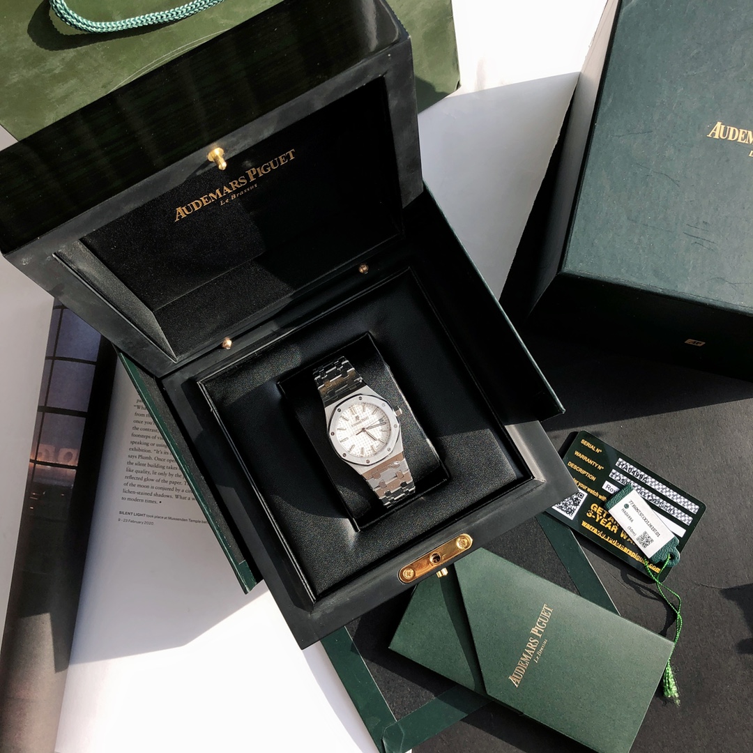 NO:393313,The most powerful 'steel king' female model Audemars Piguet Royal Oak, the 'only' model on the market and the 'only' of each authentic accessories, which is a universal 'version'...  This design dial size is 34mm ultra-thin mechanical watch! The most suitable for girls’ watches, the plaid decorative pattern is matched with platinum three-dimensional fluorescent time marks and royal oak hand. It is known as the strongest 'king of steel watches', which can best show the charm of women's atmospheric style! (One watch number one, bottom shell code tag, card protection, three-code in one) Each watch has its own independent identity code! The case strap is made of original imported stainless steel material, and the hard wear-resistant case strap is delicately brushed and not sharp, perfectly interprets the authentic fine fine  The meticulous part of the section is meticulous, the movable head particle design is consistent with the ZP at the head of the watch band, the switching texture of the buckle and the engraving process of each part are consistent with the ZP, the literal workmanship and color and ZP have no color difference. The movement uses the original Calibre5800 model movement, with a professional warranty of 5 years. Human factors cause only the accessories cost and cost to achieve perfect and humanized service. Customer satisfaction index! The full set of counters is shipped. It is the best choice for sending to others for their own use!,,audemars19860909批.最牛“钢王”女款爱彼“皇家橡树,市场上“唯一一款”和正品每个配件通用互换“版本 ”…….. 此款设计表盘尺寸34mm超薄机械表！最为合适女生腕表,格纹”装饰图案“搭配白金立体荧光时标和皇家橡树指针,有最强“钢表之王”之称,最能展现女人大气风格魅力！（一表一号,底壳码吊牌,保卡,三码合一）每个表都有自己的独立身份编码！表壳表带采用原版进口精钢材质制造,坚硬耐磨表壳表带细腻的拉丝且不会锋利的工艺完美演绎正品细节的一丝不苟,表带头粒连接表头处与ZP一致的活动头粒设计,表扣的开关质感与各部位的雕刻工艺均与ZP一致,字面做工与颜色和ZP毫无色差,机芯采用原装Calibre5800型号机芯,专业保修5年,人为因素造成只收配件成本费用,做到完美人性化服务客户满意度指数！专柜全套包装出货.送人自用都是最佳选择！,,audemars,Watch