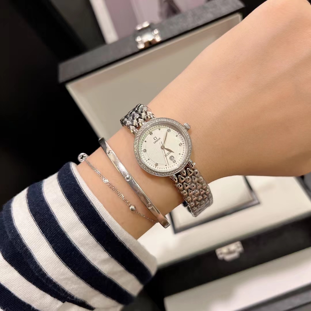 K5  升级版OMEGA – 欧米茄 Omega 典雅系列 卓越的惊艳亮相，将华贵珠宝的优雅魅力与卓越时计的精准技术完美结合“露珠”连结成一条光华夺目的表链，流畅的线条洋溢着柔美灵动的女性韵味。五节式表链搭配蝴蝶表扣，精巧迷人尺寸28MM，进口机芯机芯，。高品质。
