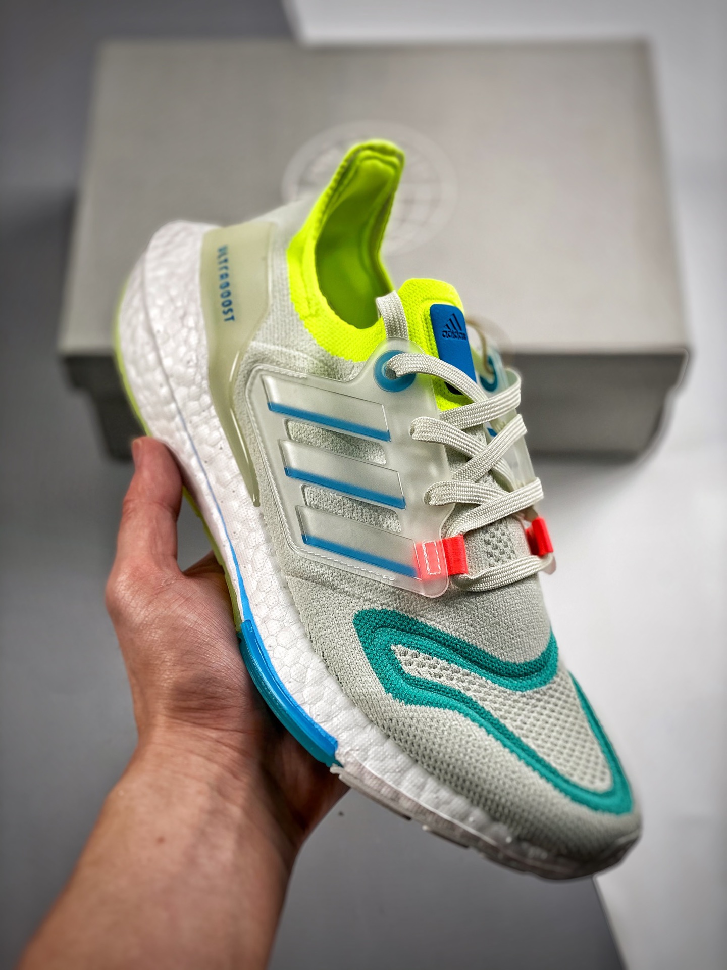 -2 Ultra Boost 8.0 blanco y verde, lanzamiento simultáneo en tiendas, fotos reales en primer lanzamiento. En comparació…