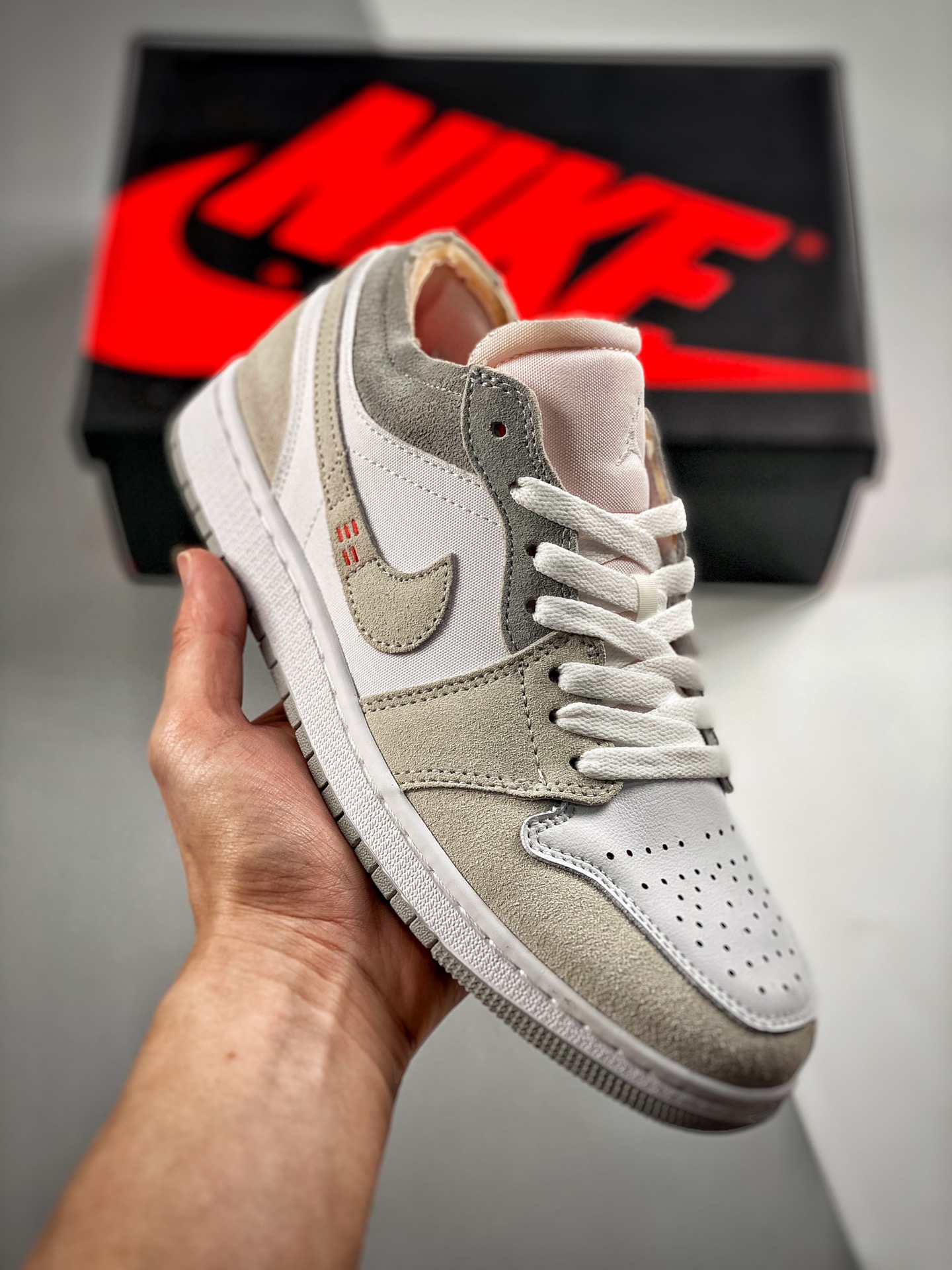 -4 Air Jordan 1 Low 白灰 AJ1乔1低帮休闲板鞋 同步官方配色 市场唯一独家头层皮打造 原鞋原档案开发 原厂皮料 原档冲孔鞋头 正确满胶鞋垫 四线拉帮 原厂织唛标 鞋舌高弹海绵填 货号：DN1635 100 Size：…