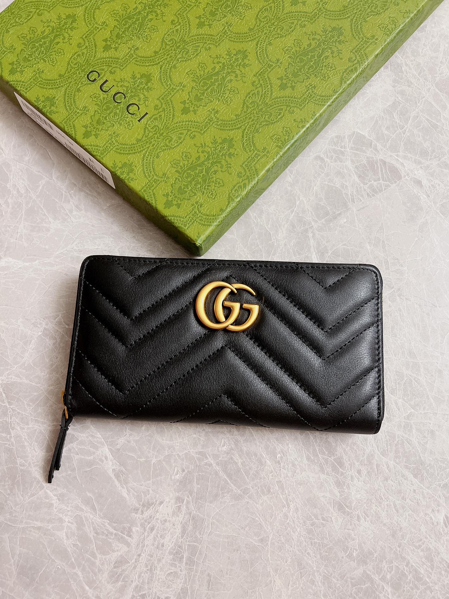 NO:673607,The latest ~ GG Marmont long zipper wallet is made of quilting, GG logo embroidered on the back, GG logo vintage gold metal hardware, double G buckle snap closure made in Italy, 12 card compartments and 3 bill compartments, 1 separate internal compartment, zipper coin bag model 443123, size 19 x 10 x 2.5CM, color black, red, pink, Gucci wallet, gucci, wallets19860909最新～GG Marmont 长款拉链皮夹采用绗缝打造,背面刺绣GG 标志GG 标志复古金色金属配件意大利创作的双 G 扣按扣闭合12 个卡片隔层和 3个钞票隔层1个单独内部隔层拉链零钱袋型号443123,尺寸19 x 10 x 2.5CM ,颜色黑,大红,粉,,Gucci钱包,gucci,wallets,欧美剧