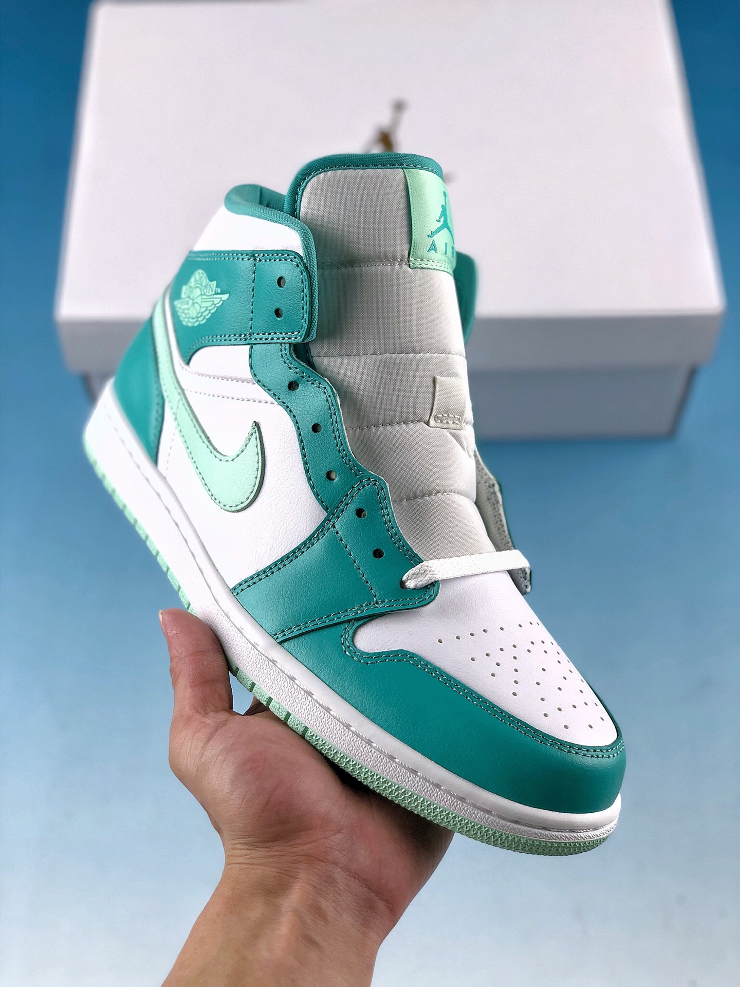   终端放货
过验版  Air Jordan 1 Mid 小蒂芙尼
市售最强中帮 天花板品质！
市面唯一正确版本 全鞋正品原材料 
公司原鞋购回重新打版开模 拒绝公底 购置公司同步原材料 都有细节还原95%全网最高版本 原汁原味 忠于原版
货号： DV2229 300
Size：35.5-46带半码