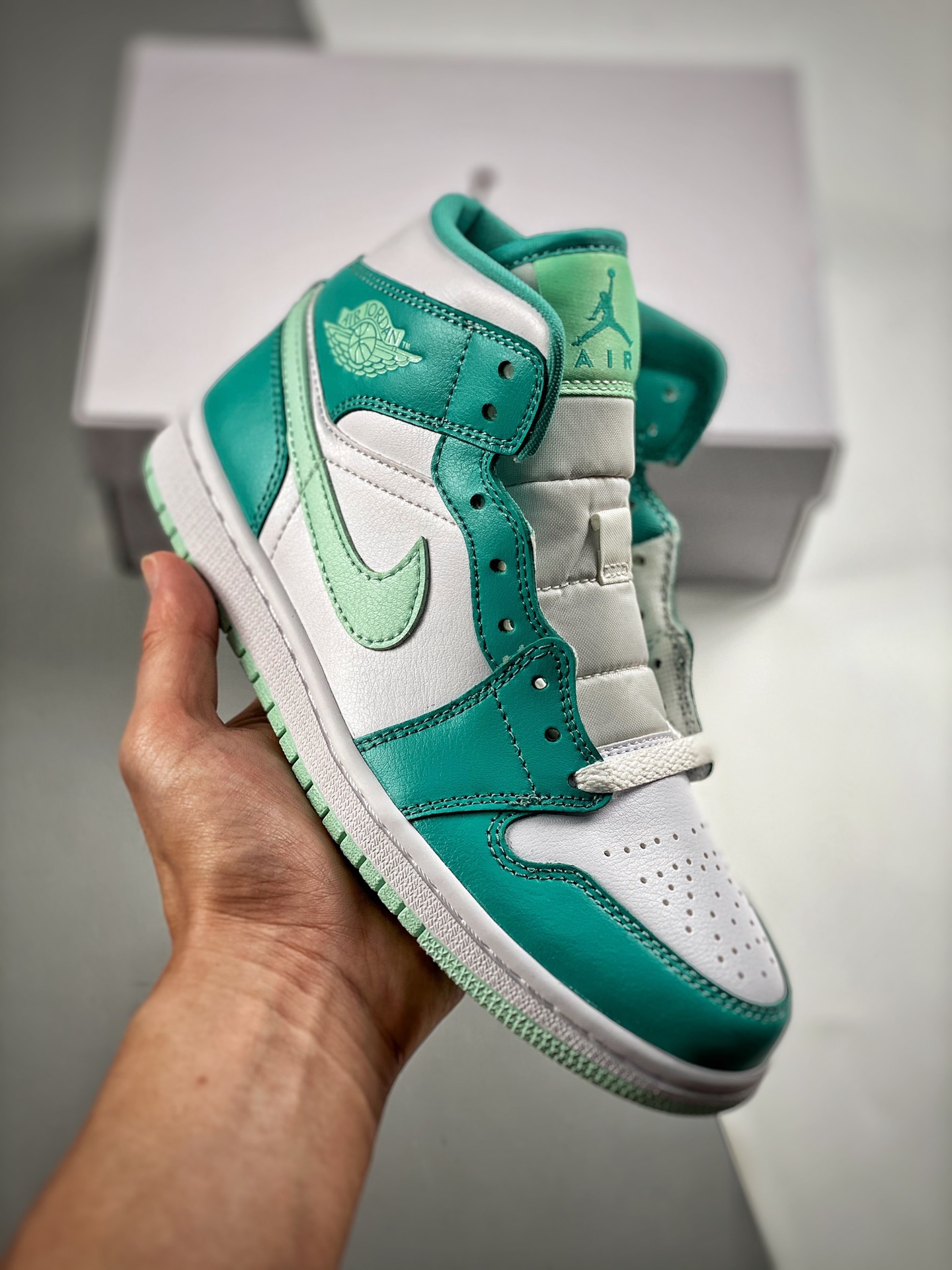 -4 过验版 Air Jordan 1 Mid 小蒂芙尼 市售最强中帮 天花板品质！ 市面唯一正确版本 全鞋正品原材料 公司原鞋购回重新打版开模 拒绝公底 购置公司同步原材料 都有细节还原95%全网最高版本 原汁原味 忠于原版 货号： D…